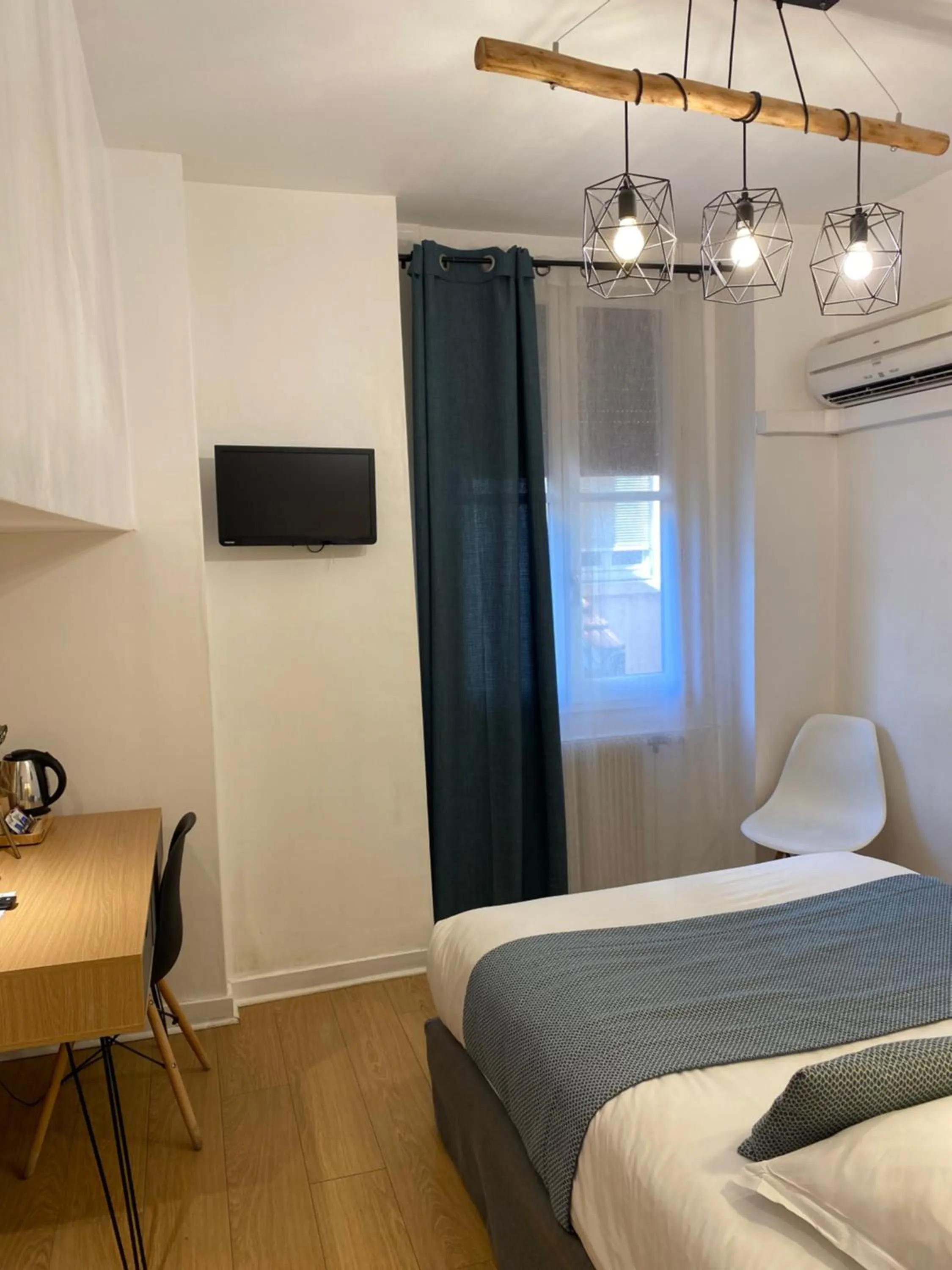 Photo of the whole room, Bed in Lyo Hôtel - Centre Lyon Perrache