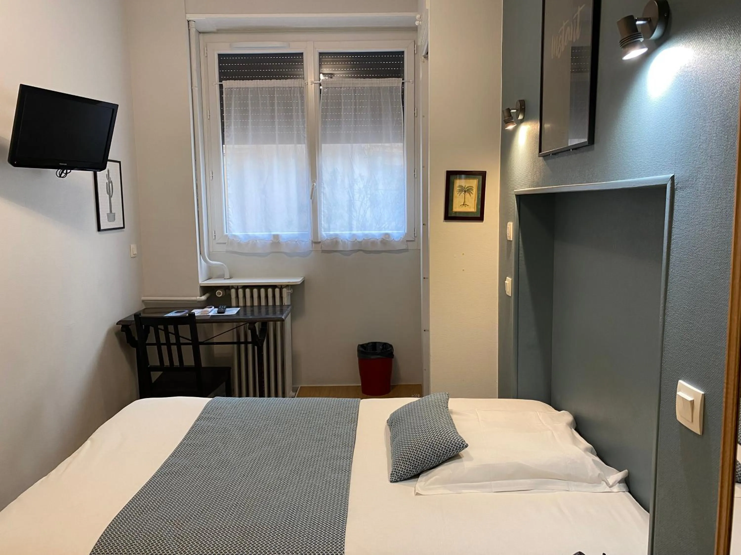 Photo of the whole room, Bed in Lyo Hôtel - Centre Lyon Perrache