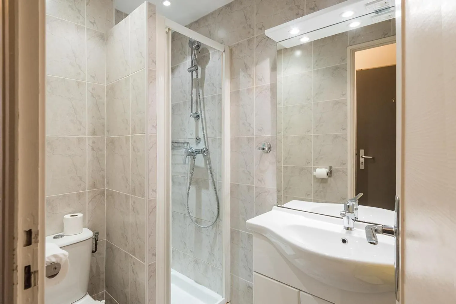 Bathroom in Lyo Hôtel - Centre Lyon Perrache