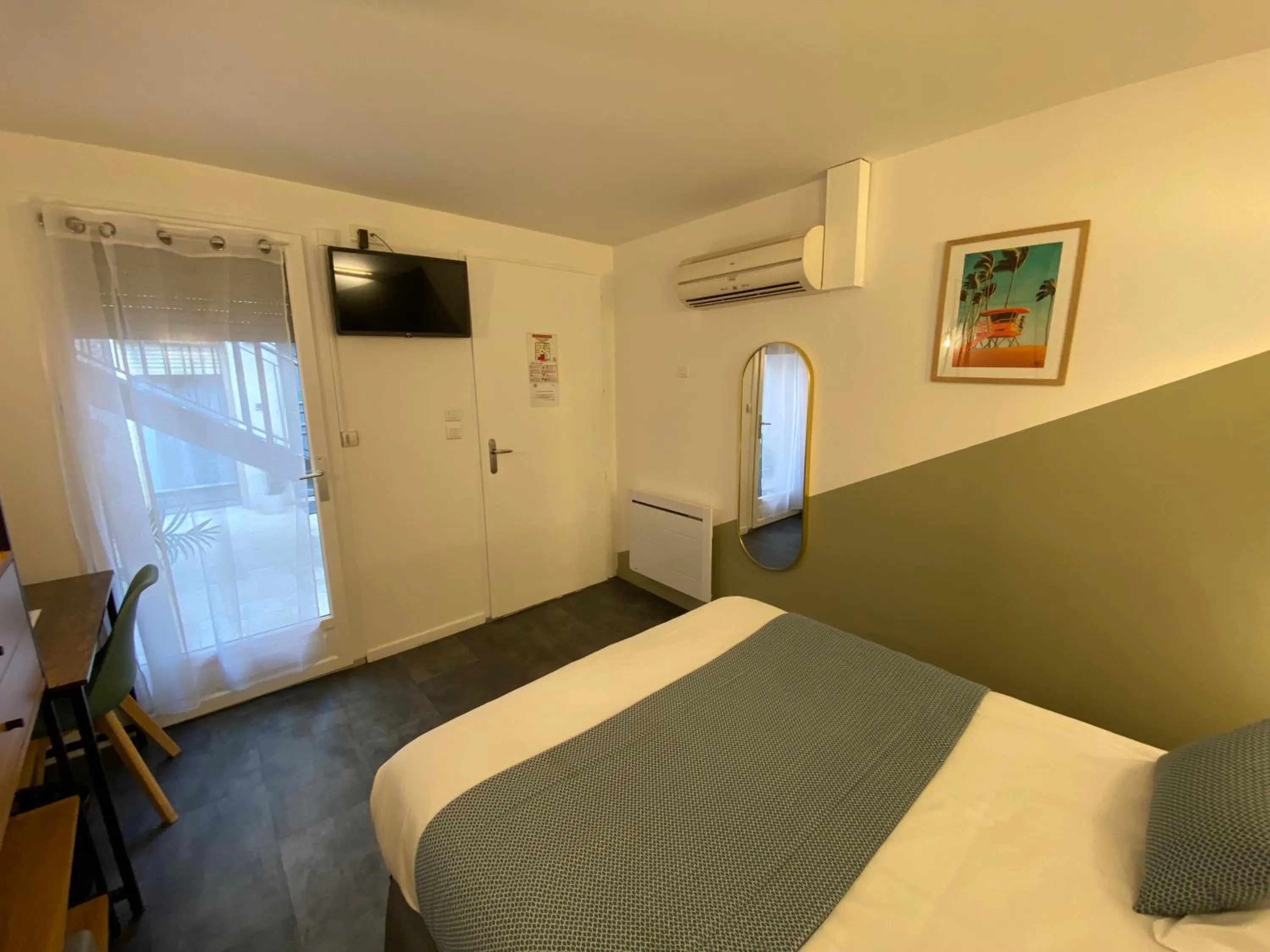 Photo of the whole room, Bed in Lyo Hôtel - Centre Lyon Perrache