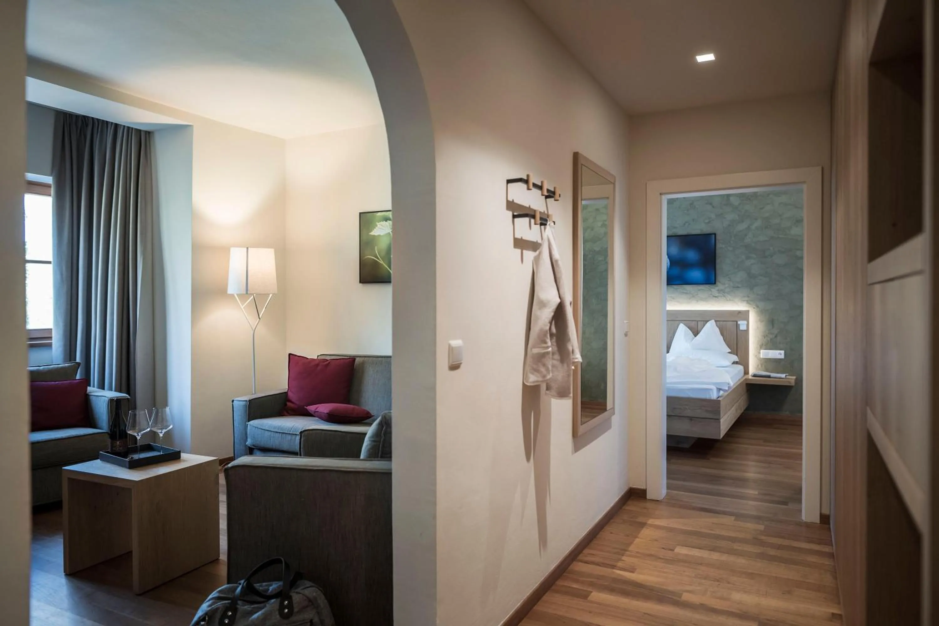 Living room, Bed in Hotel Weingut Stroblhof
