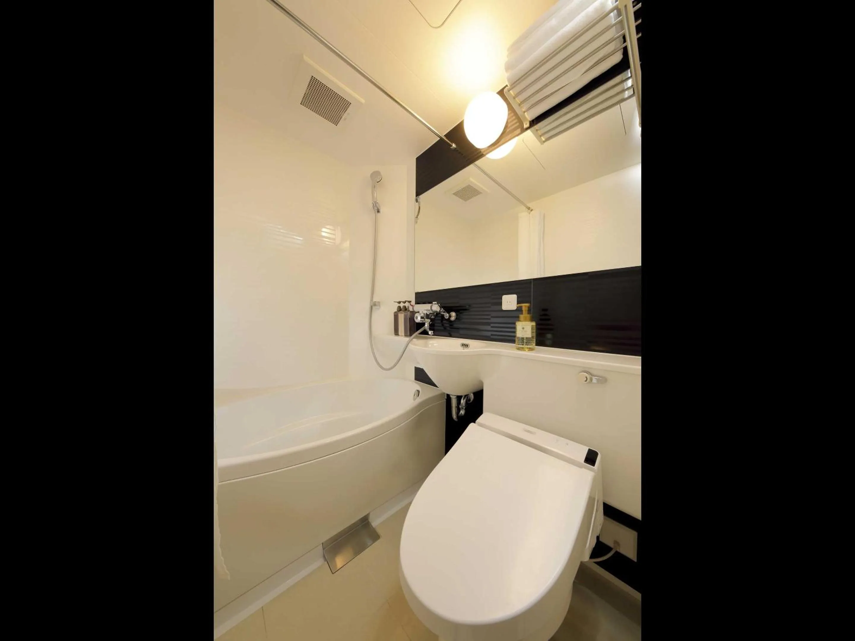 Toilet in Smart Place Inn Kyoto Nijojo-mae Station