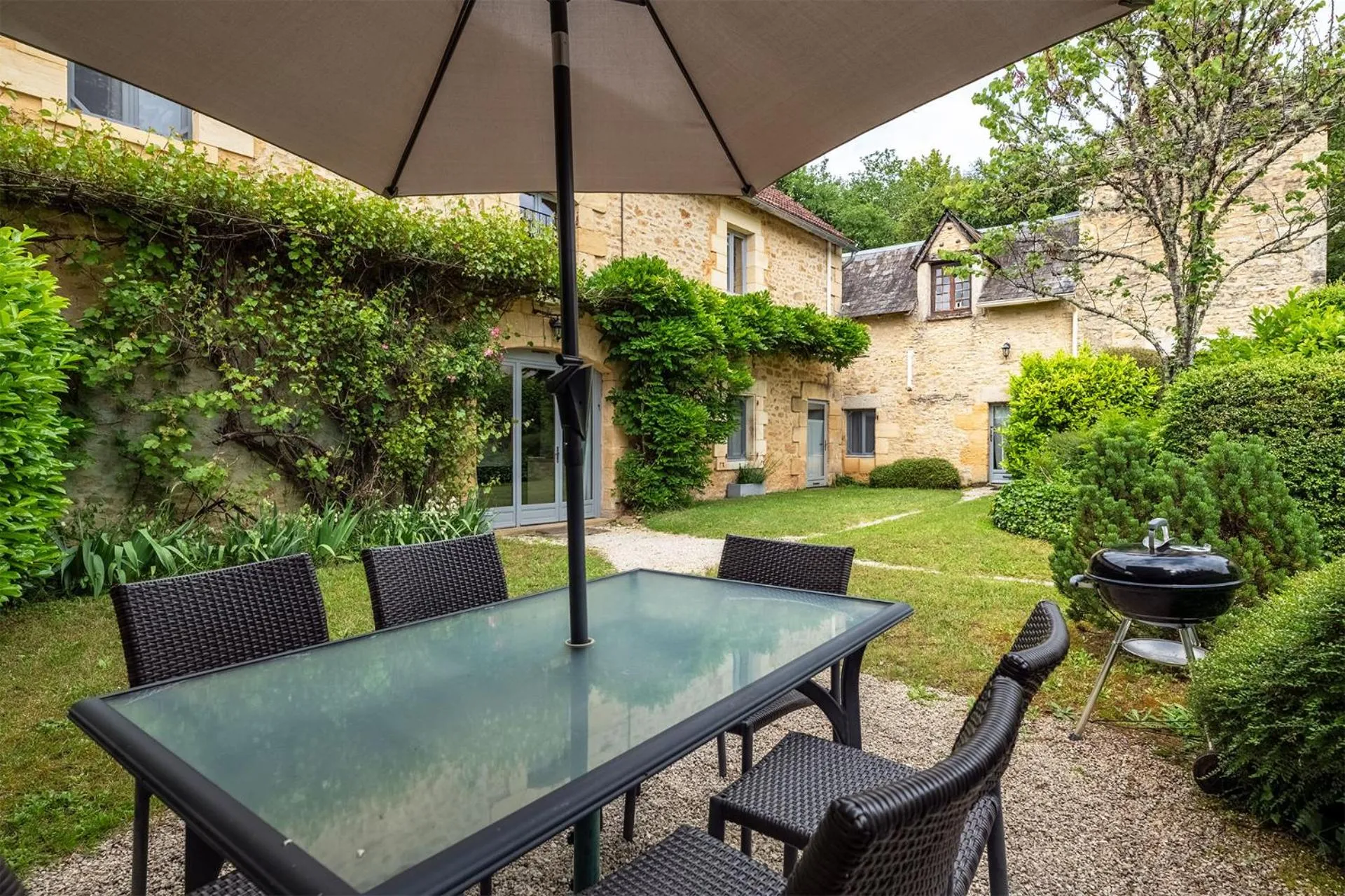 Patio in Le Petit Manoir de Vitrac