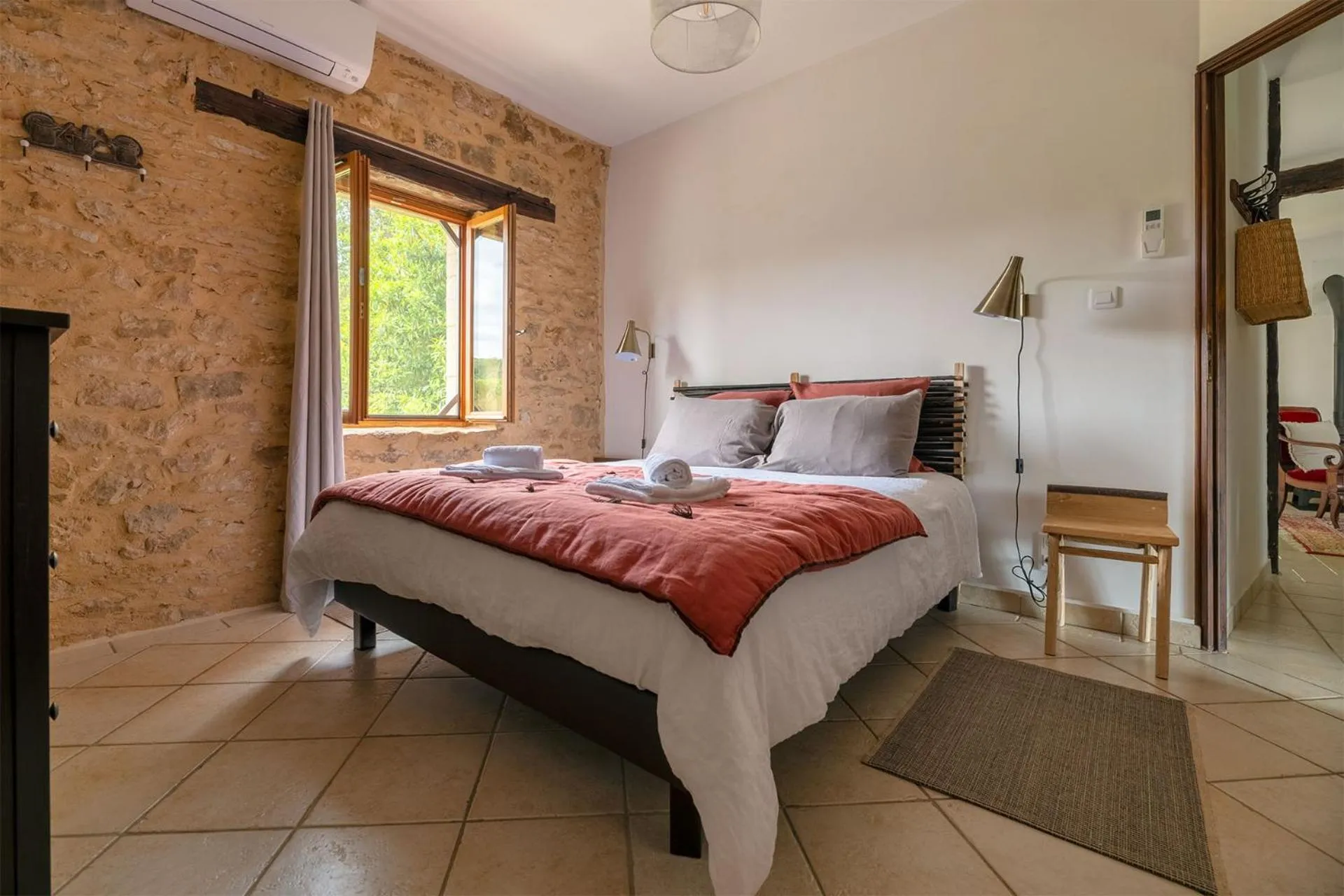 Photo of the whole room, Bed in Le Petit Manoir de Vitrac