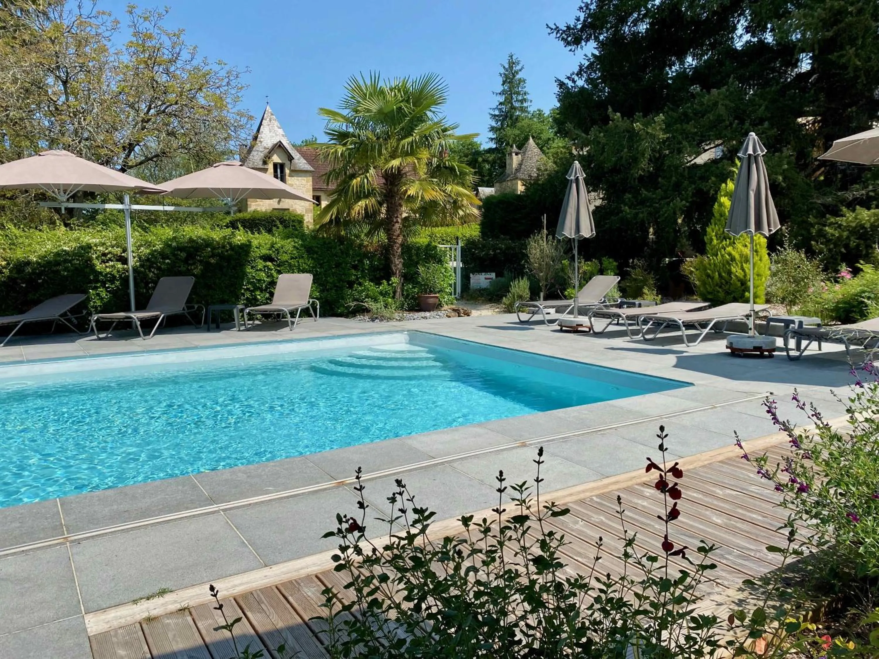 Swimming pool in Le Petit Manoir de Vitrac