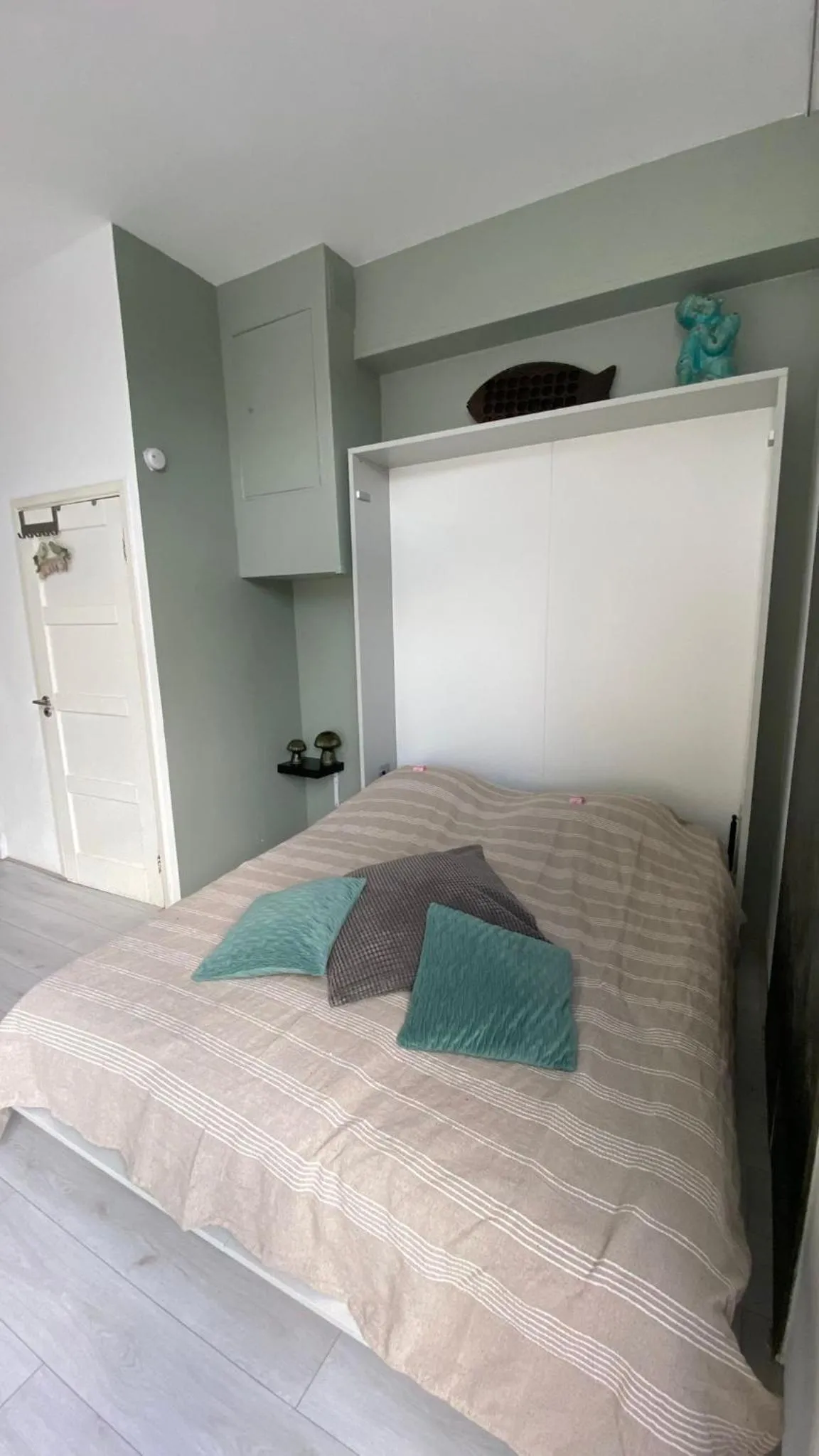 Bed in Canal Garden Apartment StayWell Amsterdam