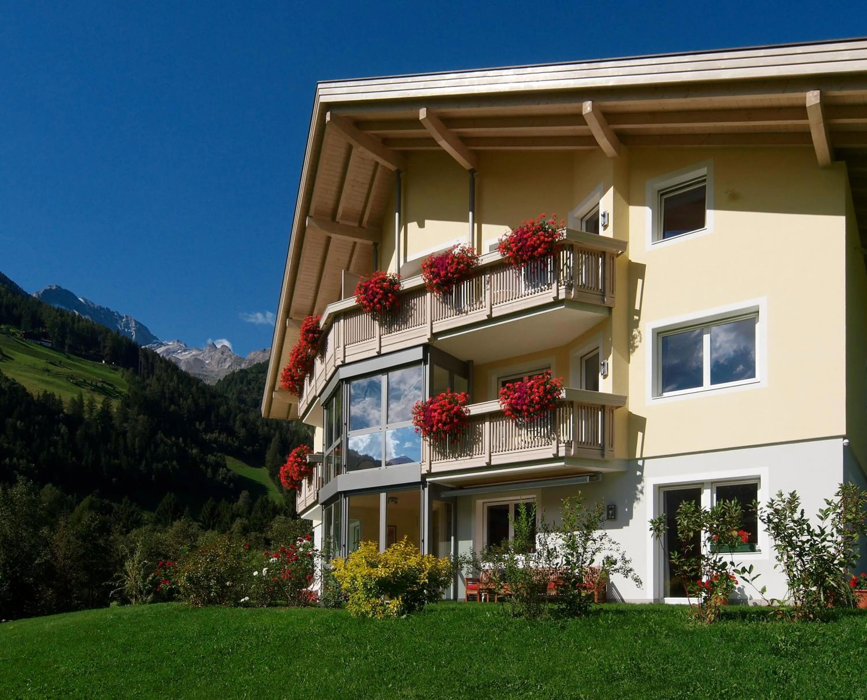 Property building in Appartement Hotel Erlhof Deluxe