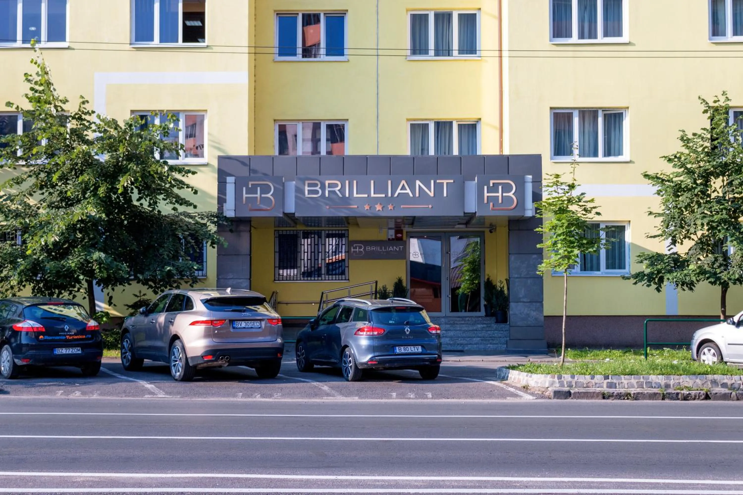 Facade/entrance in HB Brilliant