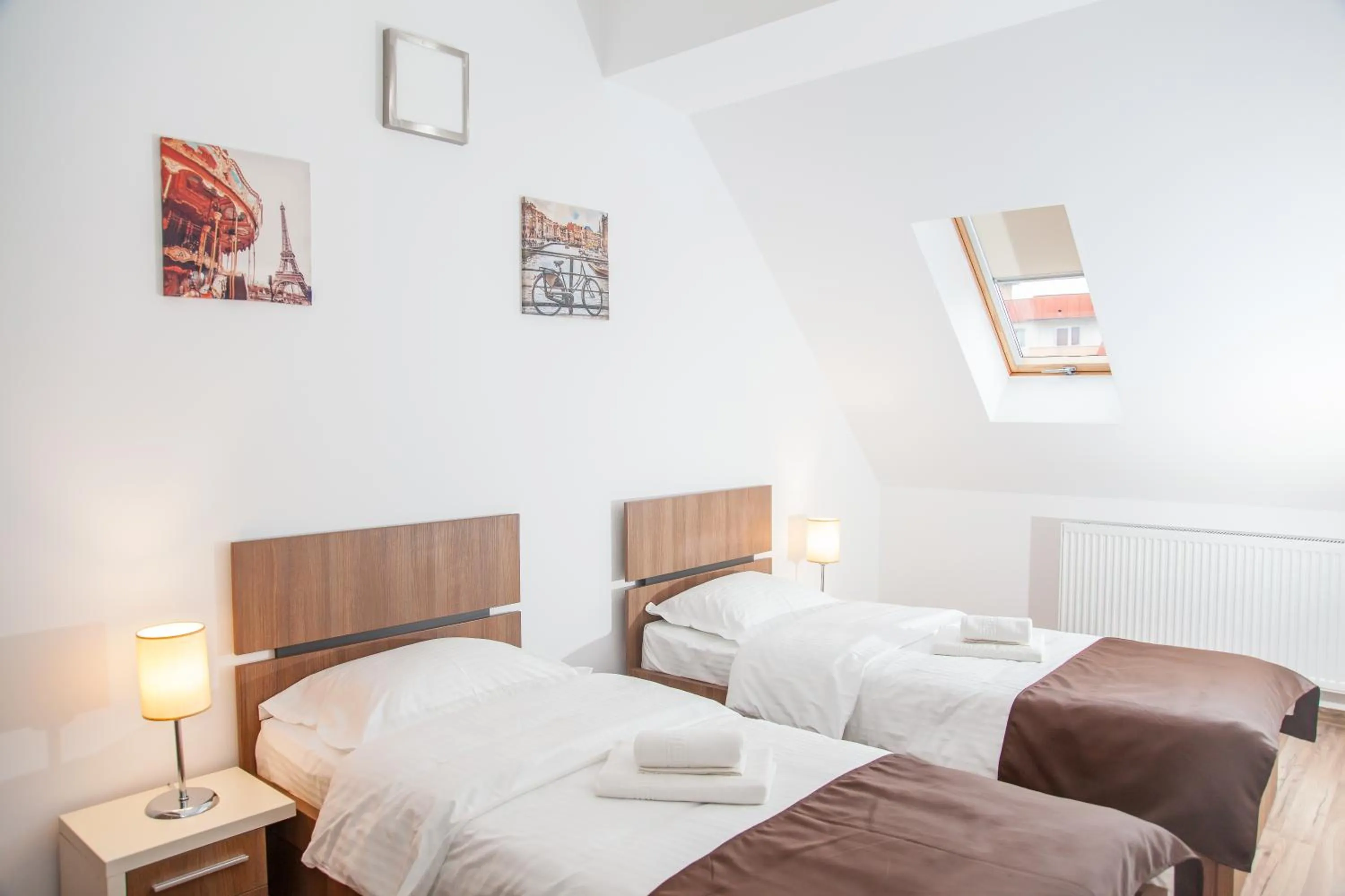 Photo of the whole room, Bed in HB Brilliant