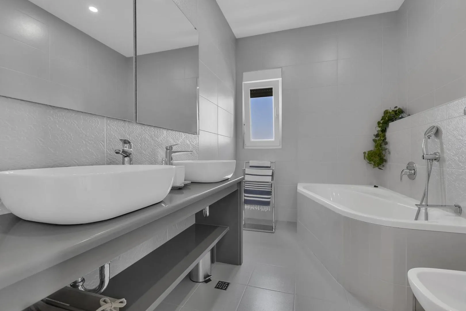 Luxury villa Mae in Makarska, pool and gym