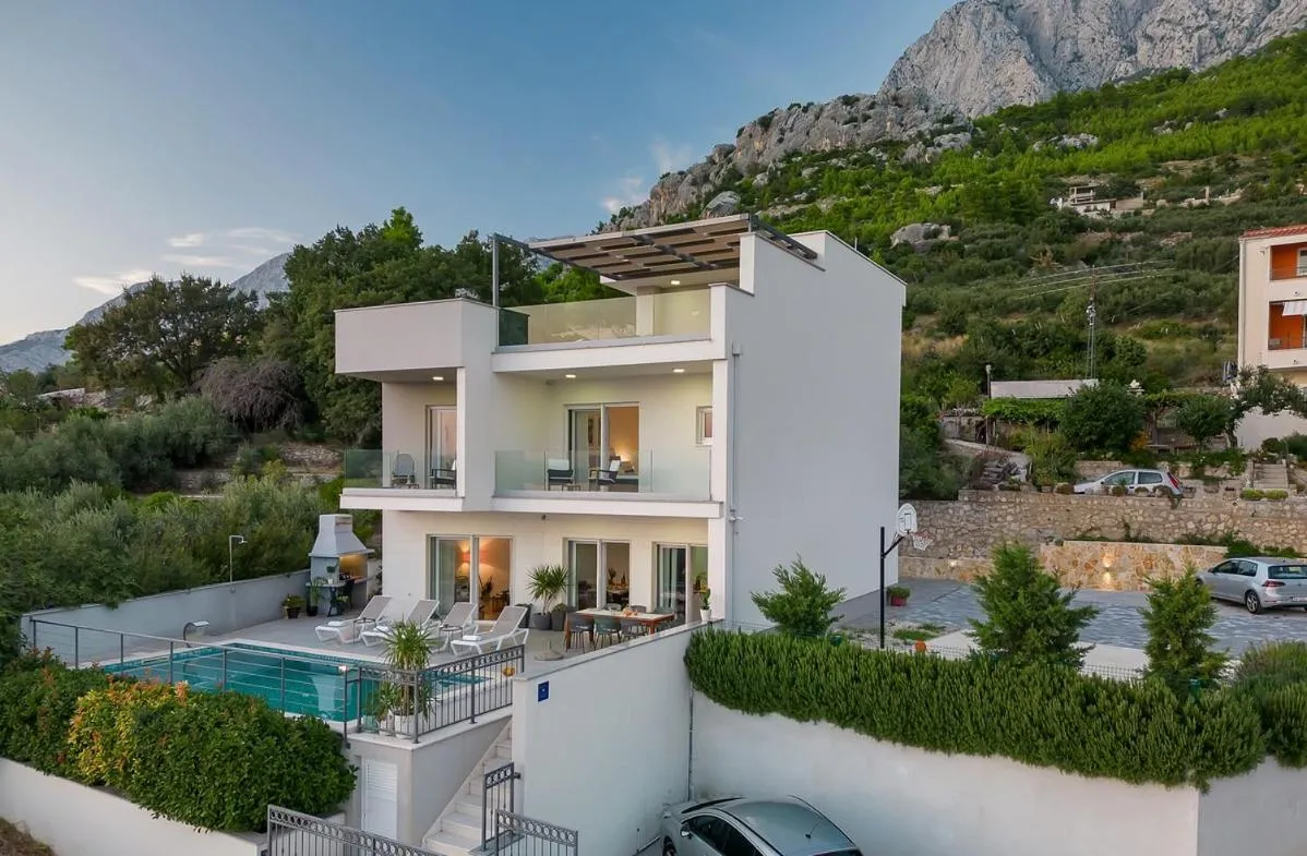 Property building in Luxury villa Mae in Makarska, pool and gym