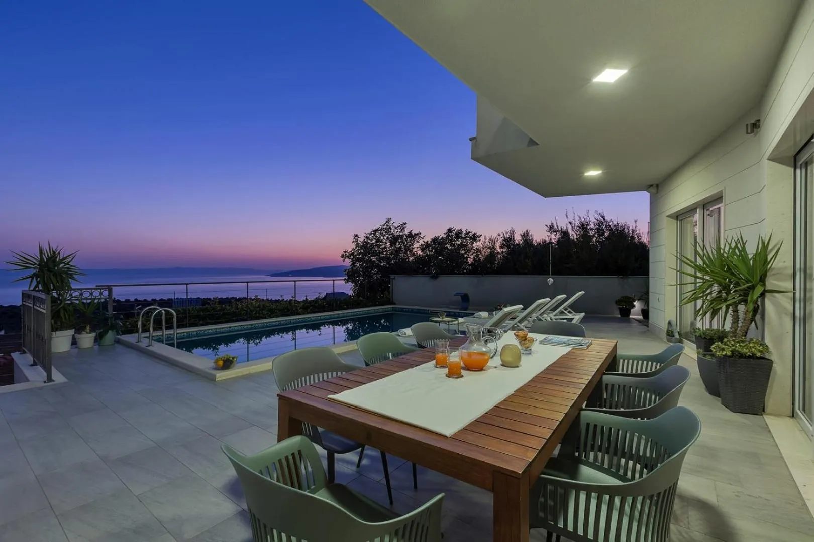 Property building in Luxury villa Mae in Makarska, pool and gym