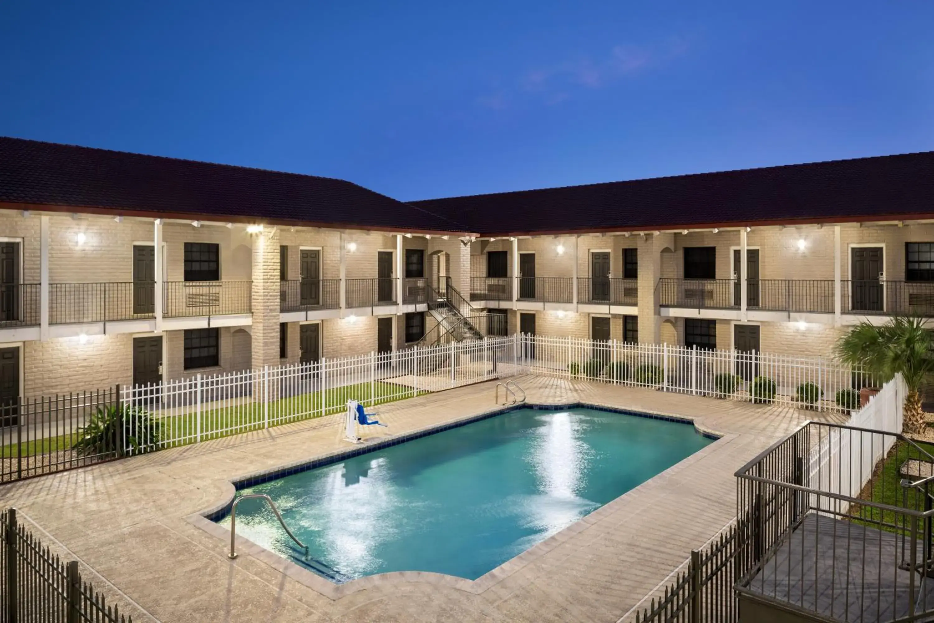 Pool view in La Quinta Inn by Wyndham Victoria Pool view in La Quinta Inn by Wyndham Victoria