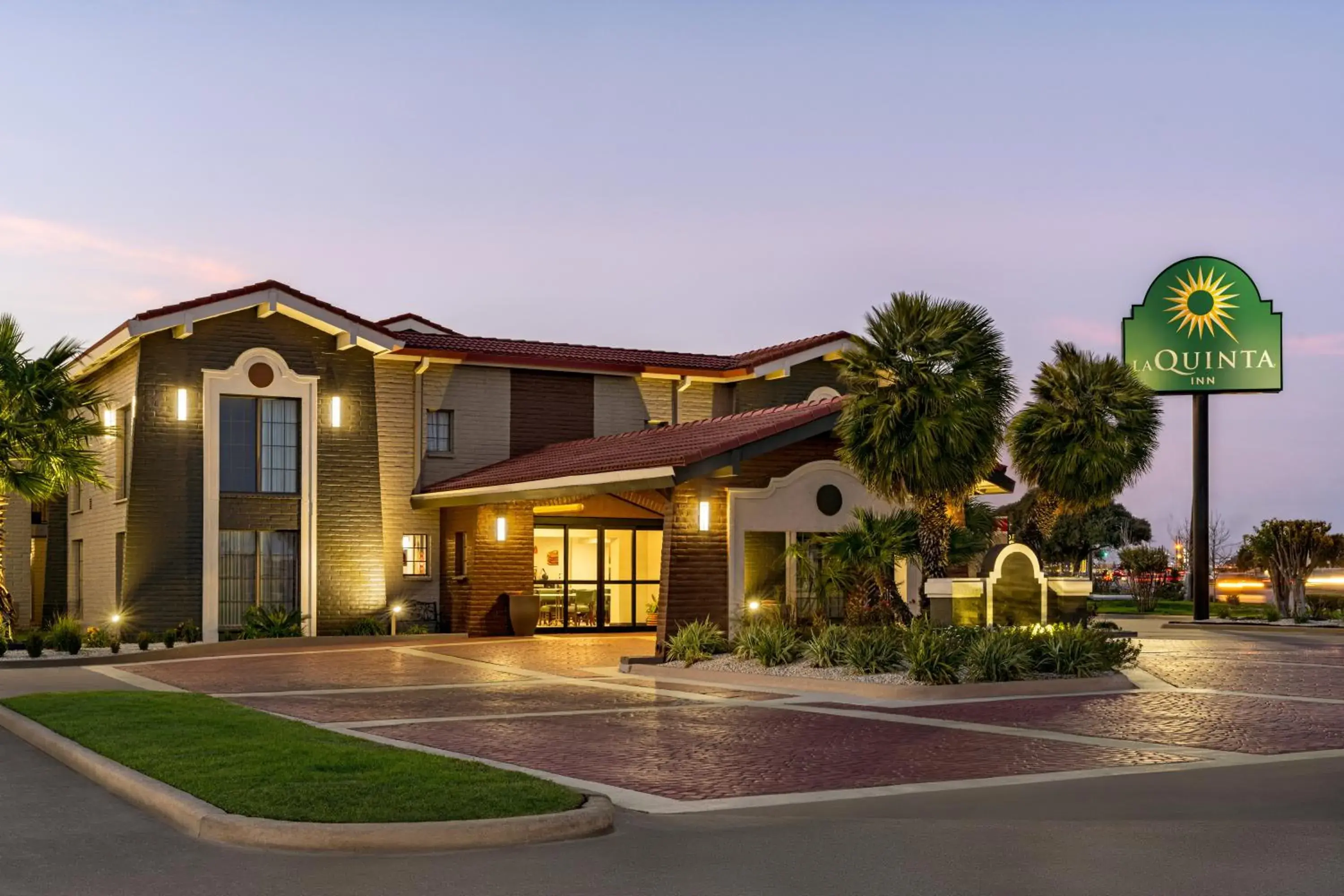 Property building in La Quinta Inn by Wyndham Victoria Property building in La Quinta Inn by Wyndham Victoria