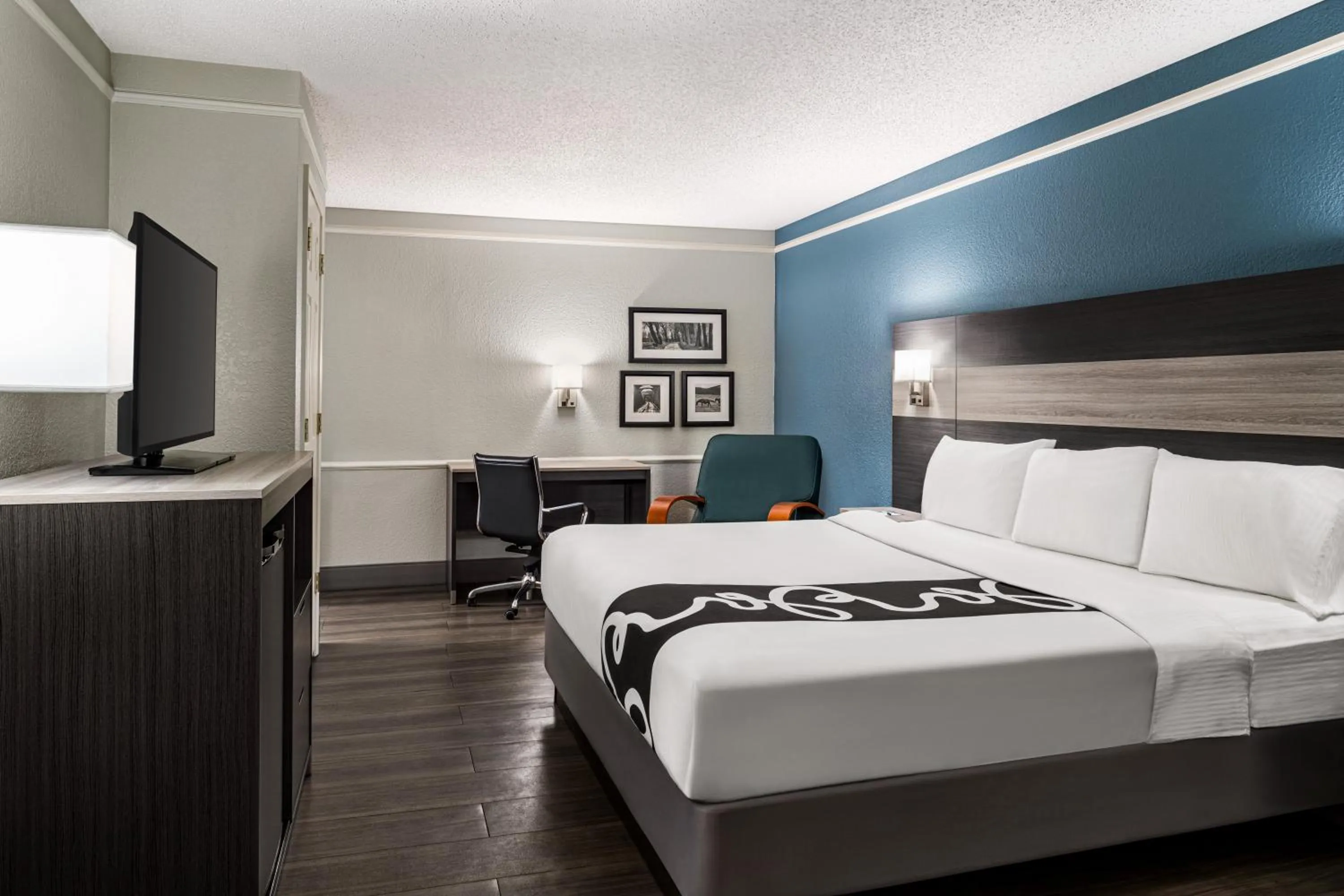 Bedroom, Bed in La Quinta Inn by Wyndham Victoria