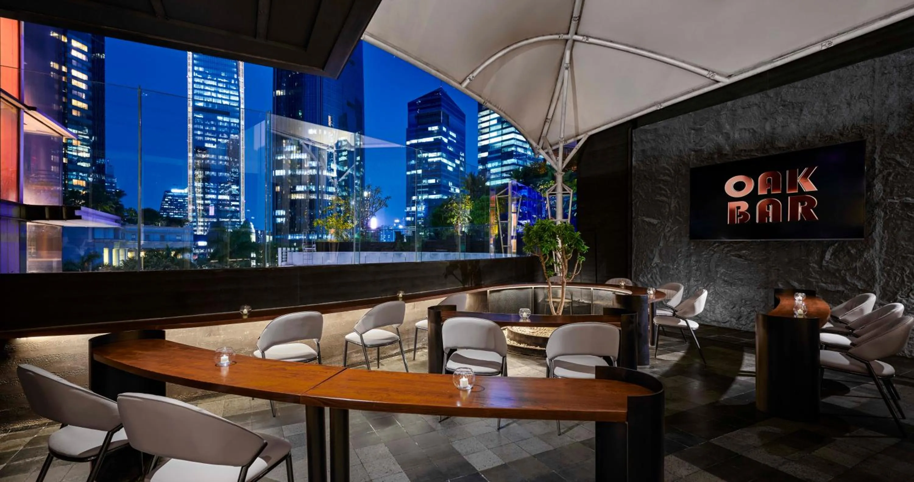 Restaurant/places to eat in Oakwood Premier Cozmo Jakarta