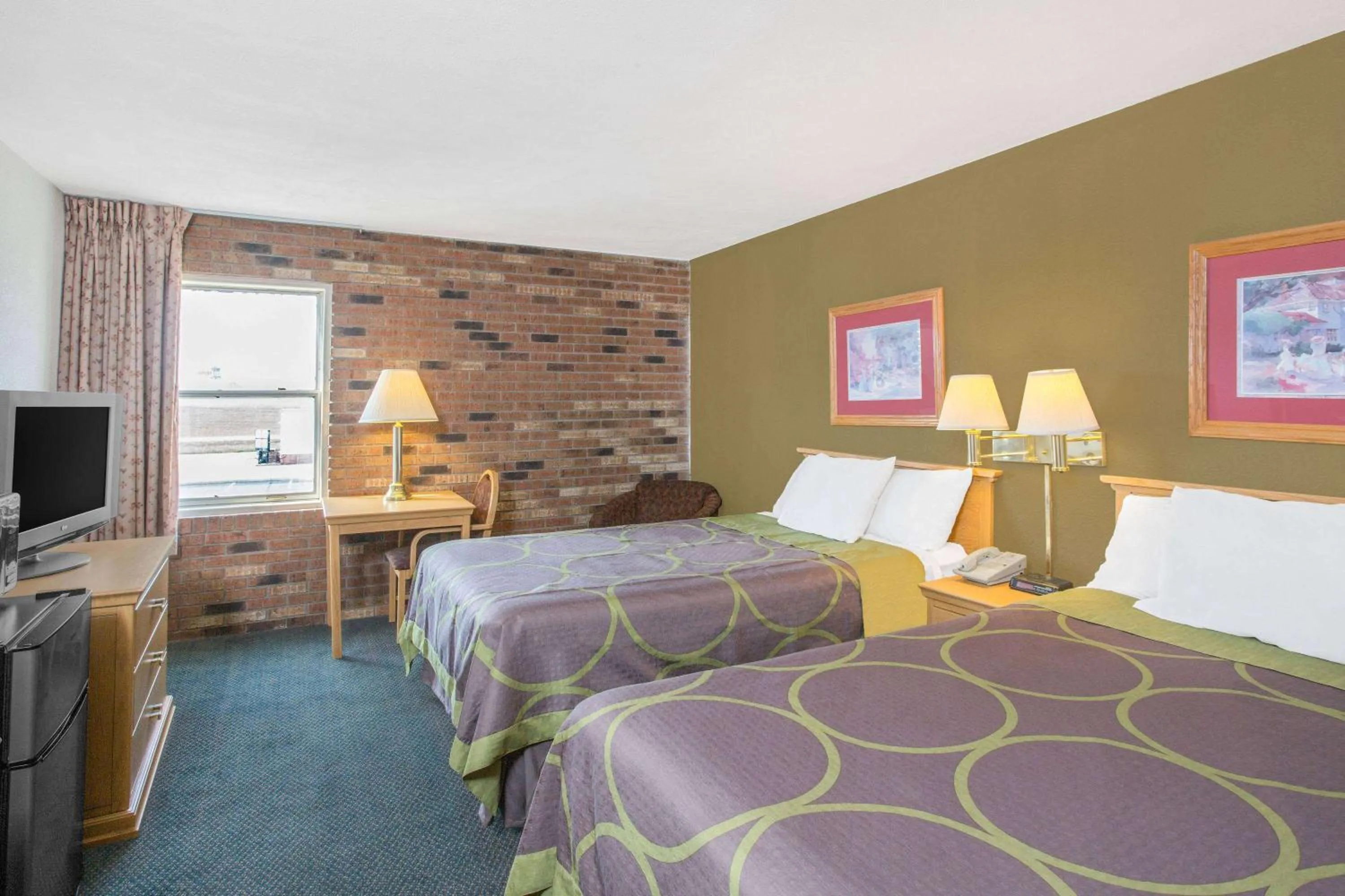 Photo of the whole room, Bed in Super 8 by Wyndham Blytheville