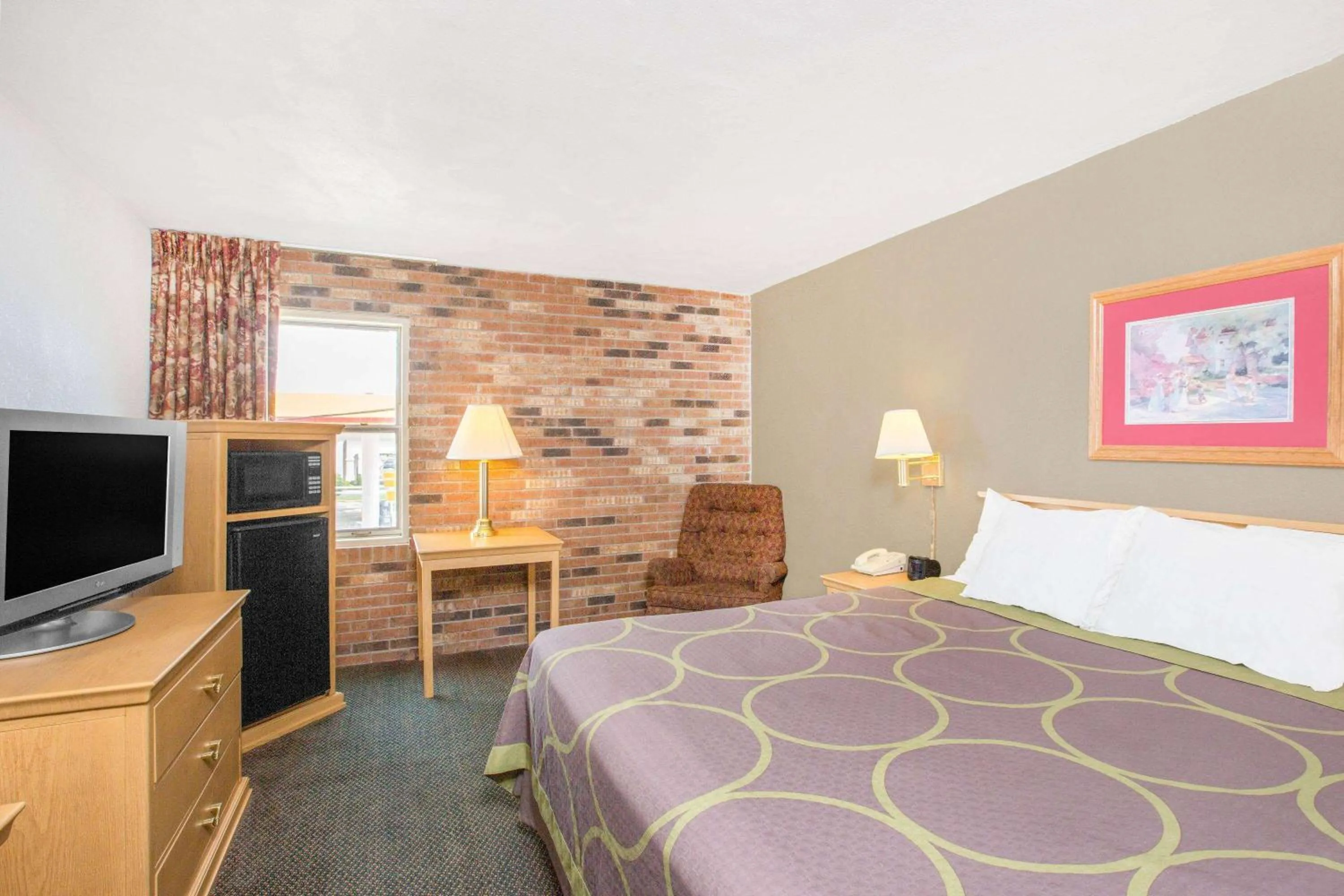 Photo of the whole room, Bed in Super 8 by Wyndham Blytheville