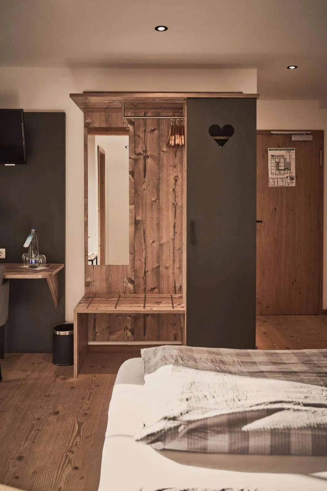 Photo of the whole room, Bed in Rait´ner Wirt