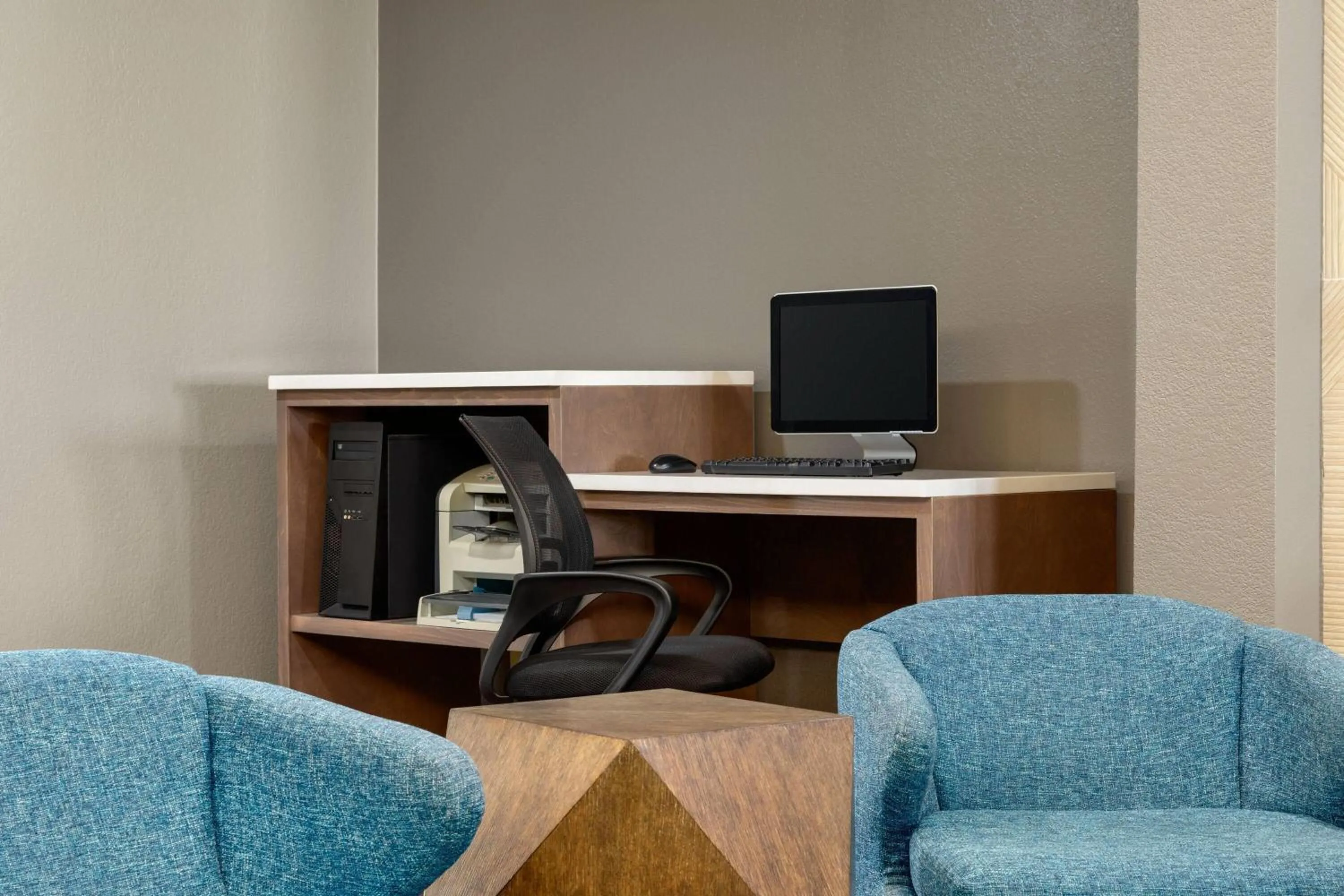 Business facilities in La Quinta by Wyndham Shawnee