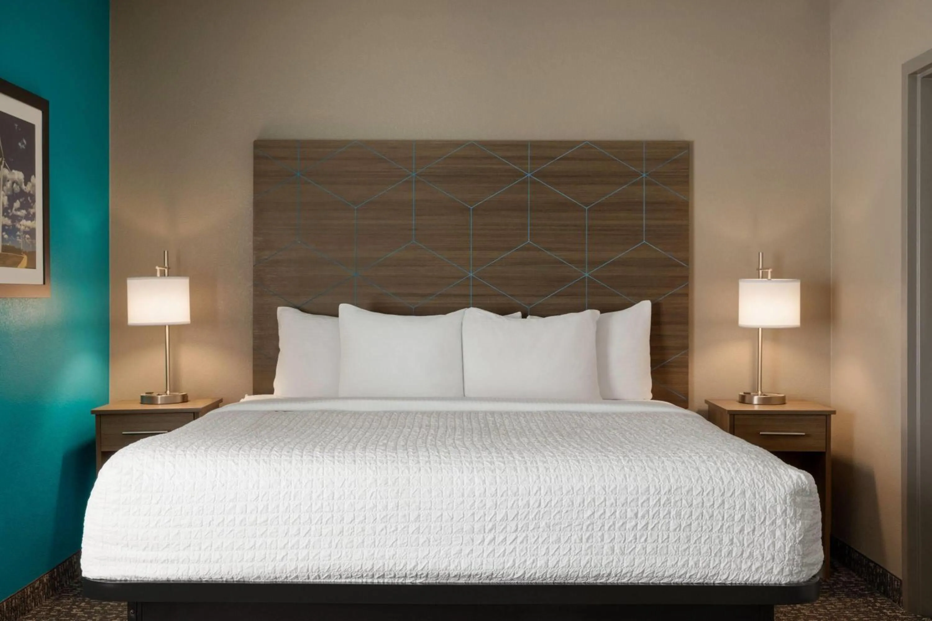 Photo of the whole room, Bed in La Quinta by Wyndham Shawnee