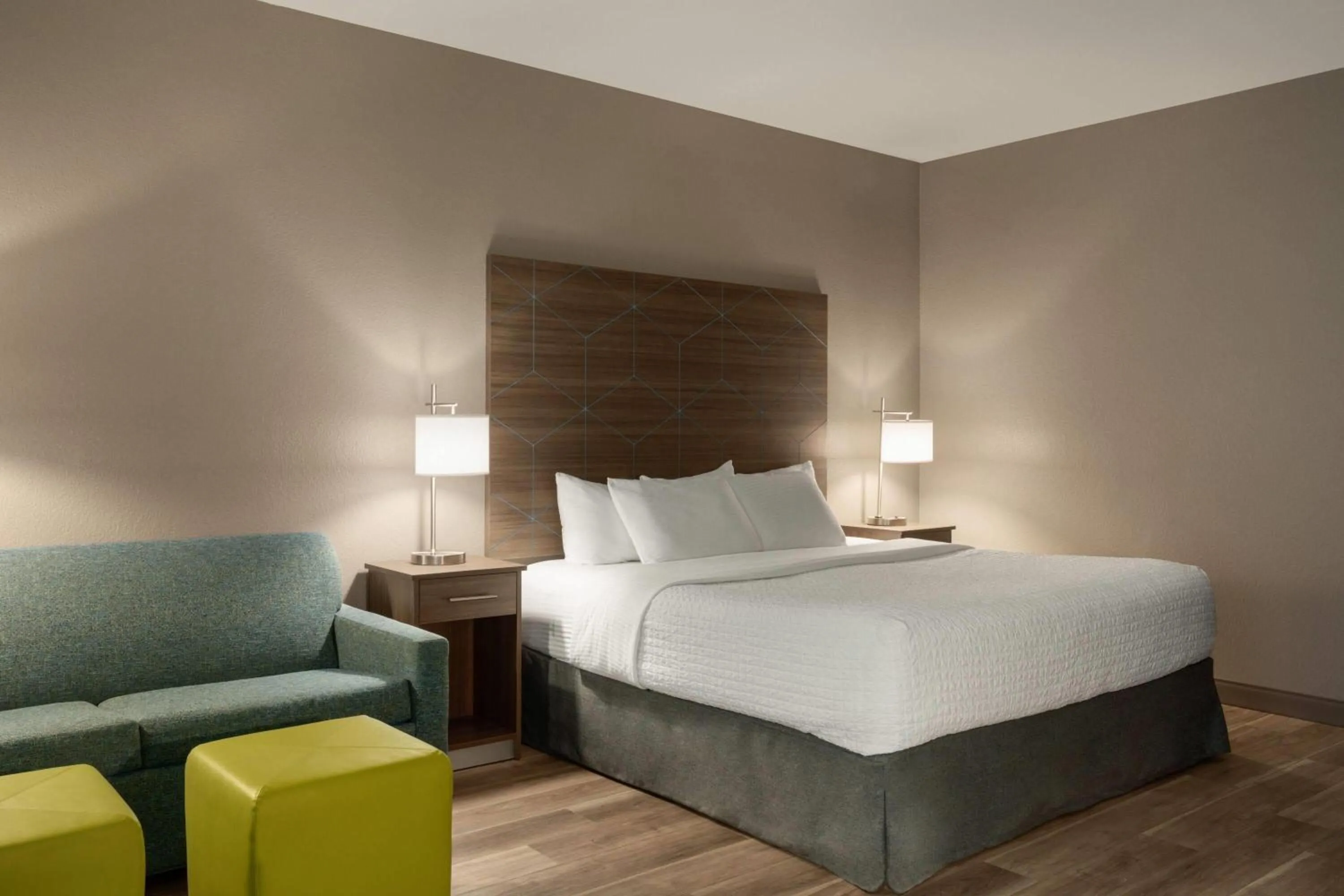 Photo of the whole room, Bed in La Quinta by Wyndham Shawnee