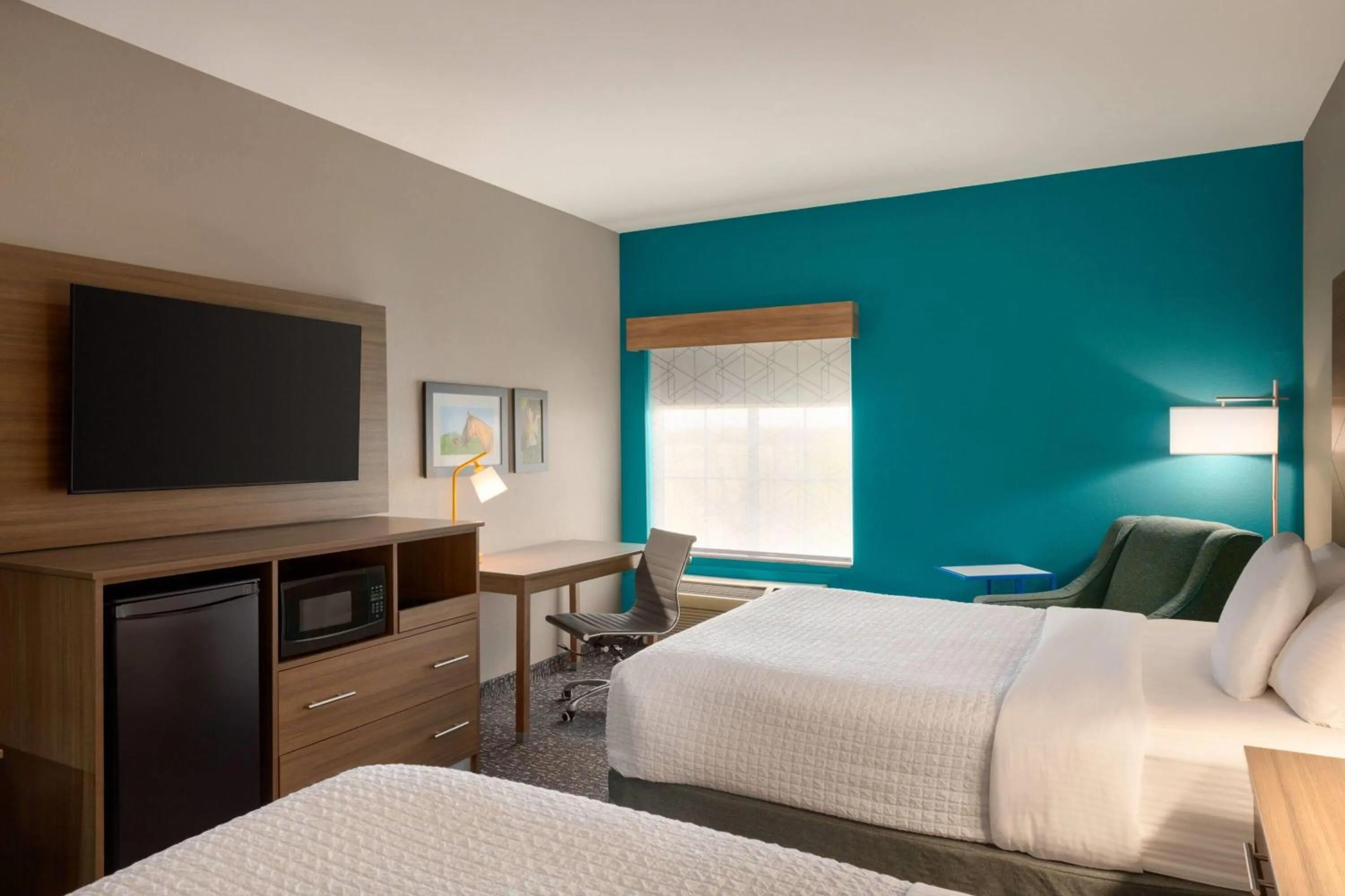 Photo of the whole room, Bed in La Quinta by Wyndham Shawnee