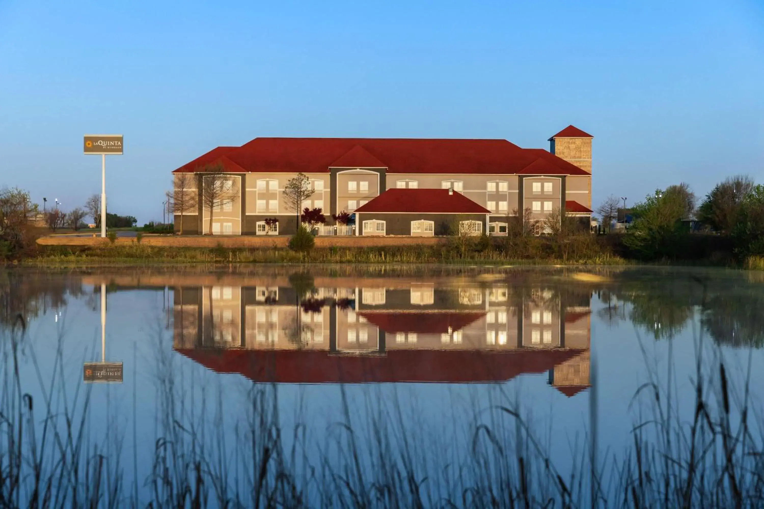 Property building in La Quinta by Wyndham Shawnee Property building in La Quinta by Wyndham Shawnee