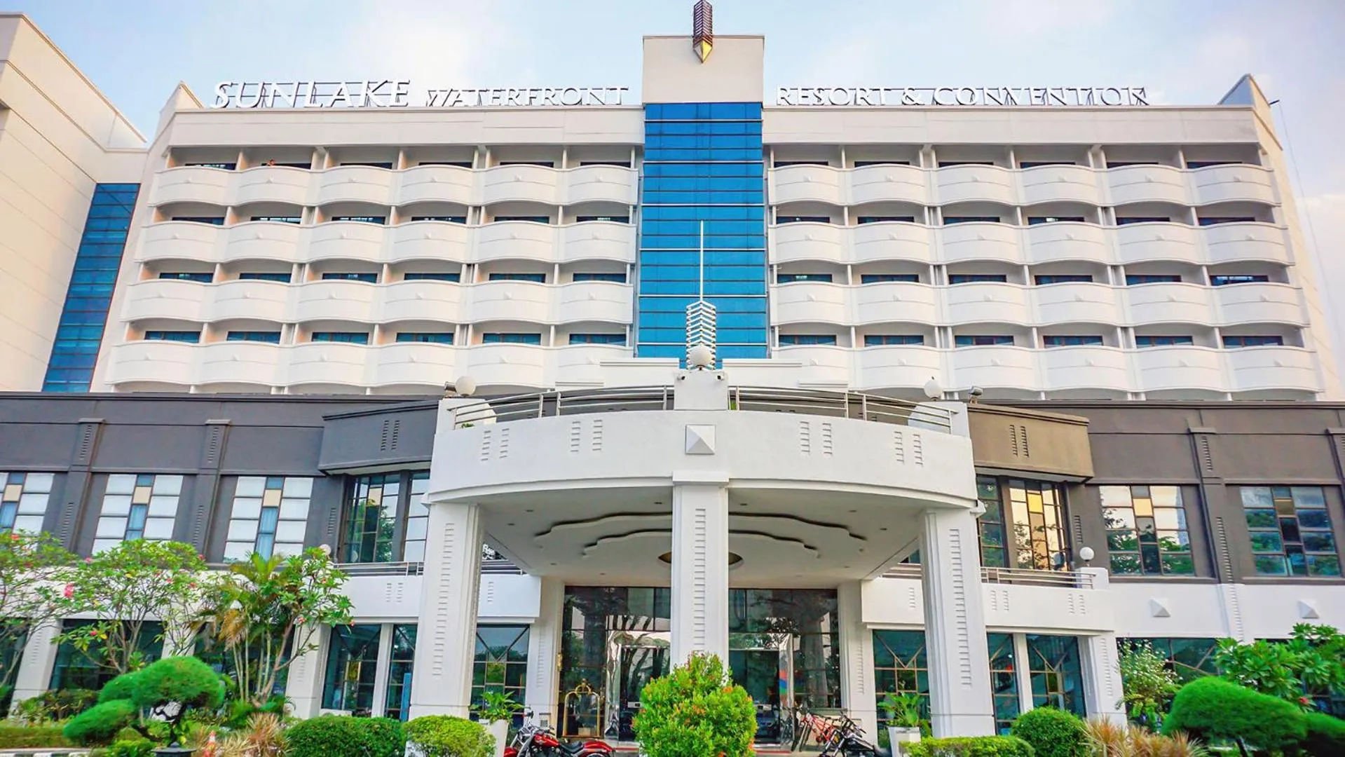 Property building in Sunlake Waterfront Resort & Convention