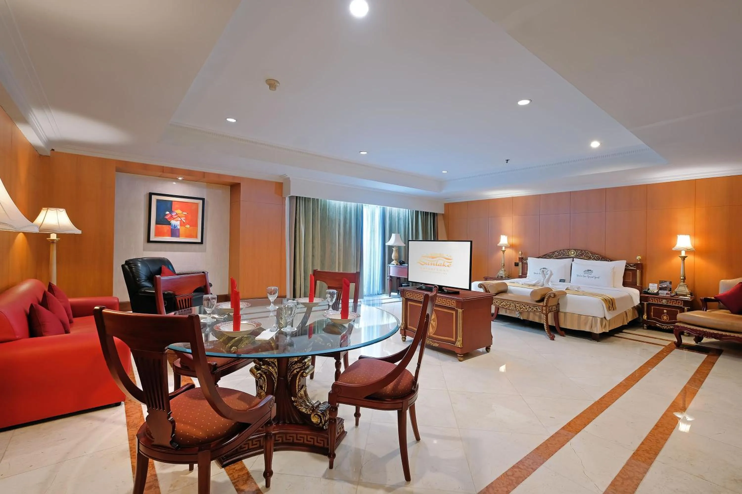 Living room, Bed in Sunlake Waterfront Resort & Convention