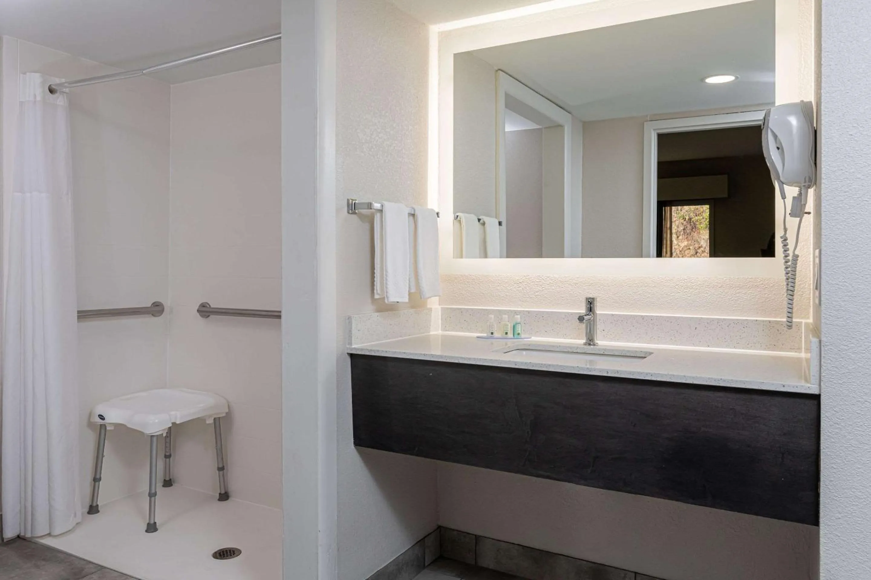 Bedroom in Quality Inn Asheville Downtown Tunnel Rd