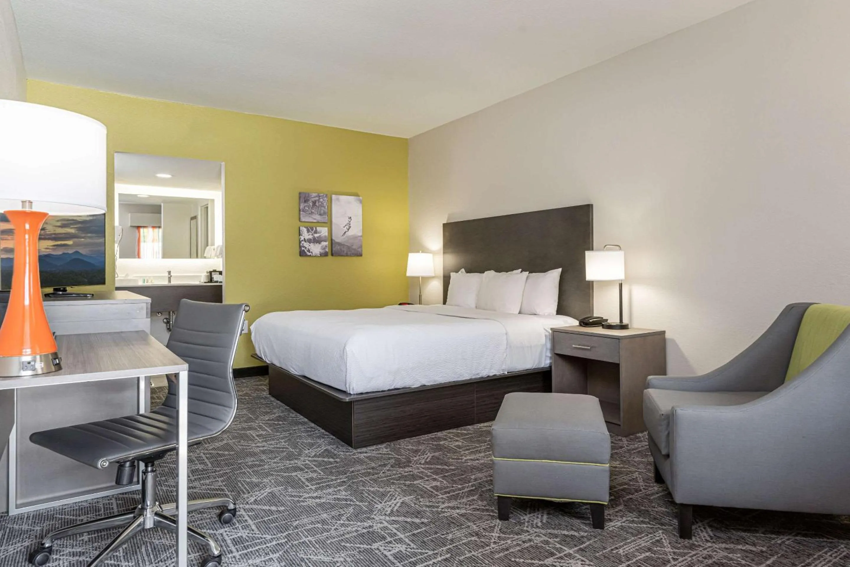 Bedroom, Bed in Quality Inn Asheville Downtown Tunnel Rd