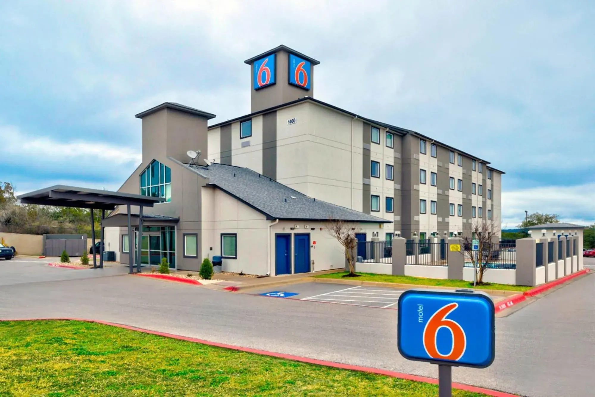 Property building in Motel 6-Marble Falls, TX Property building in Motel 6-Marble Falls, TX