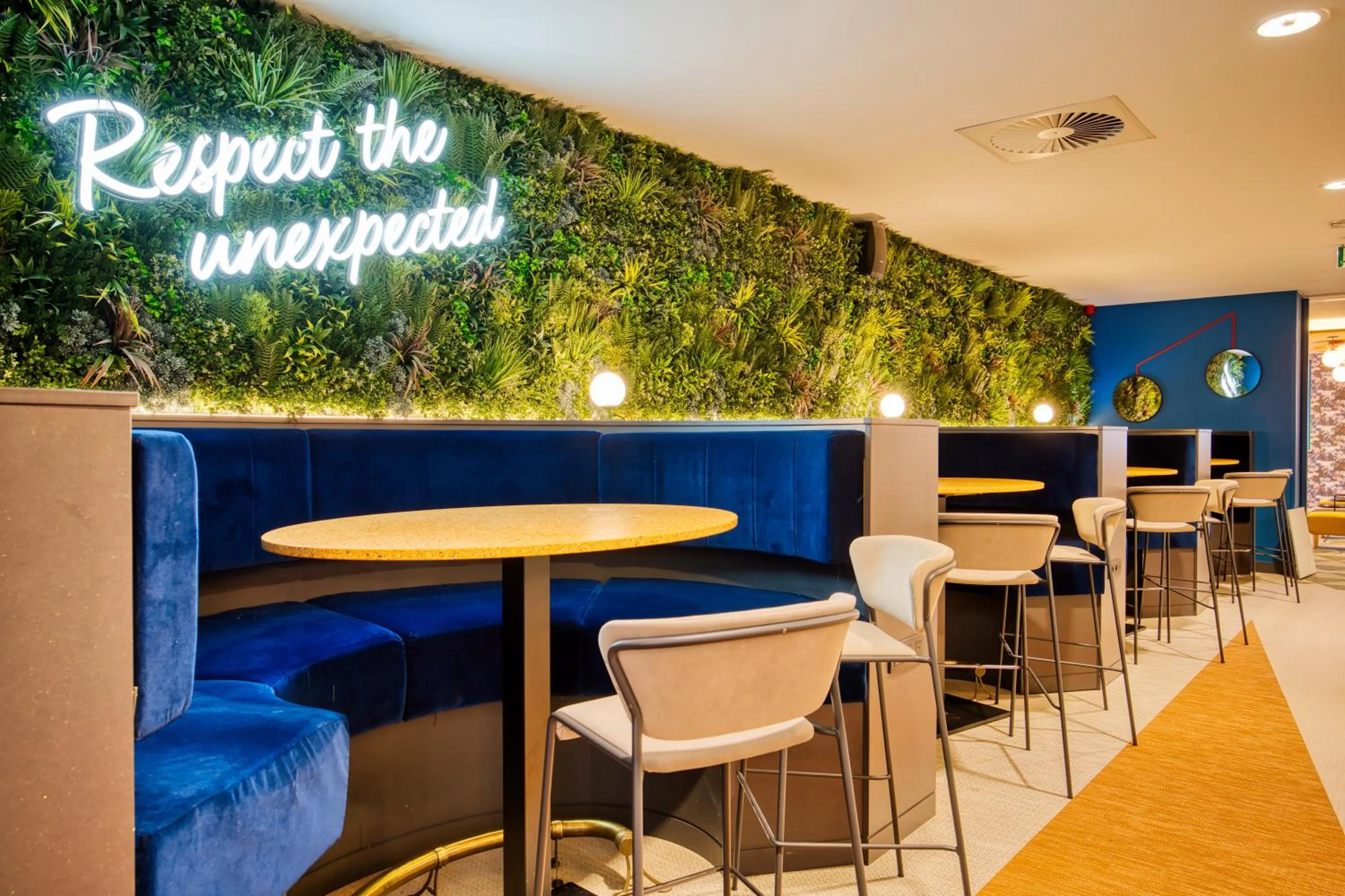 Lounge or bar in B&B HOTEL Brussels Centre Louise