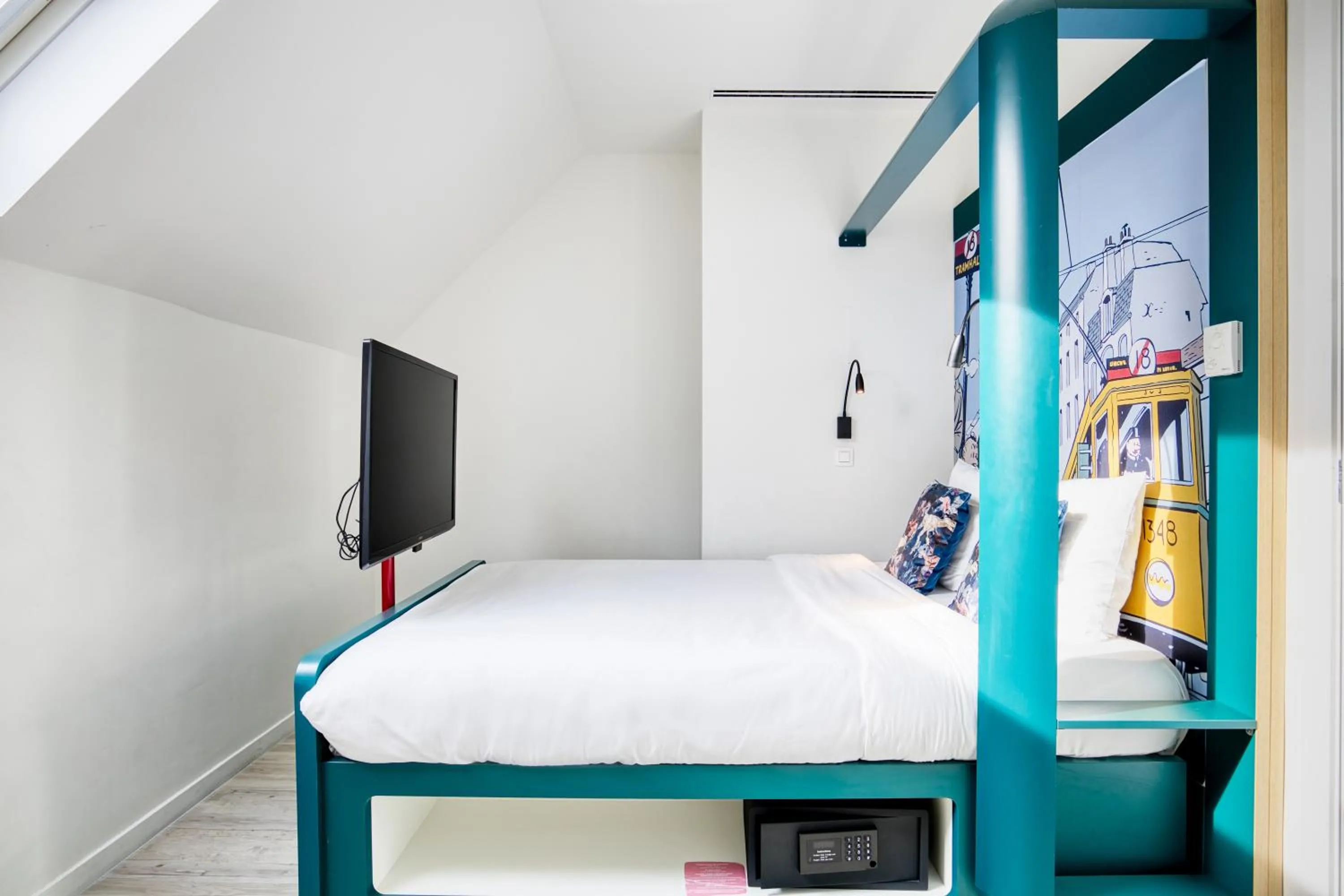 Bed in B&B HOTEL Brussels Centre Louise