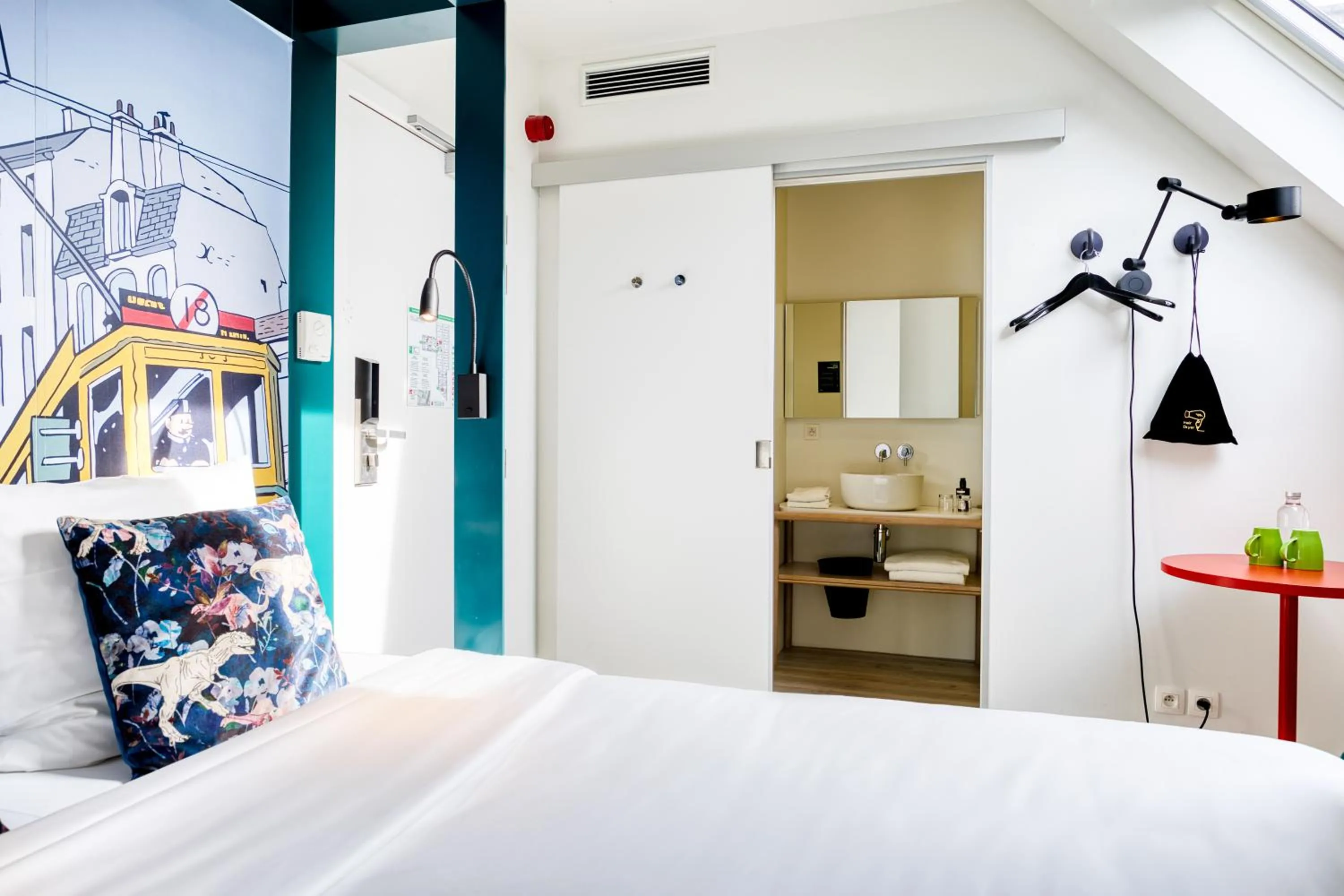 Bed in B&B HOTEL Brussels Centre Louise