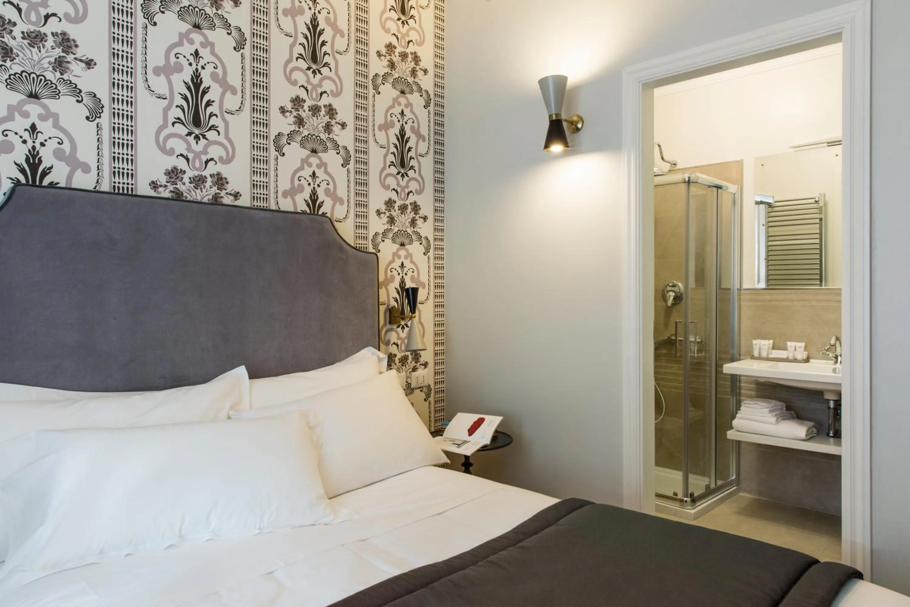 Bathroom, Bed in Favilla Hotel di Charme