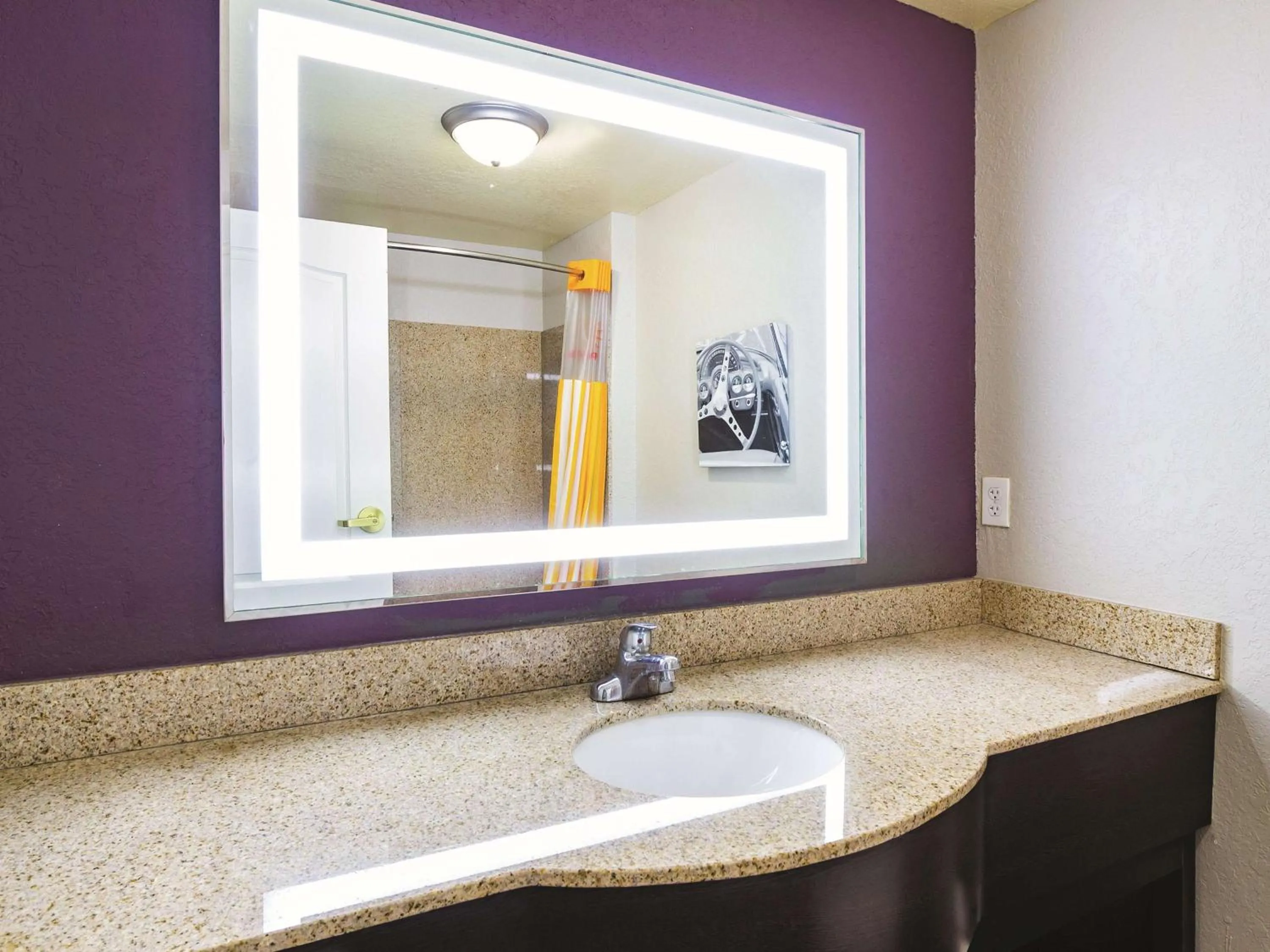 Photo of the whole room in La Quinta by Wyndham Bowling Green