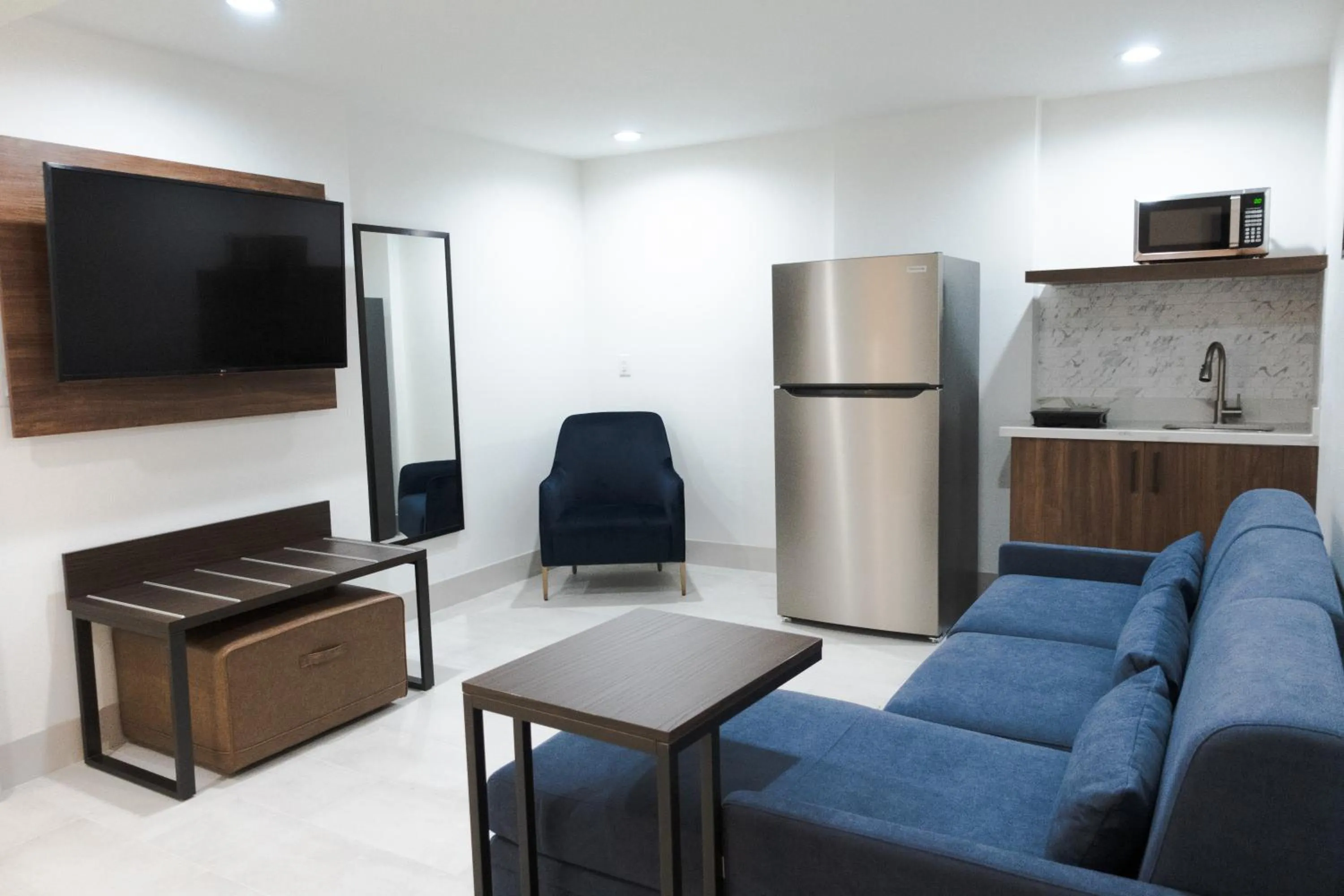 TV and multimedia in La Quinta Inn & Suites by Wyndham Pharr RGV Medical Center