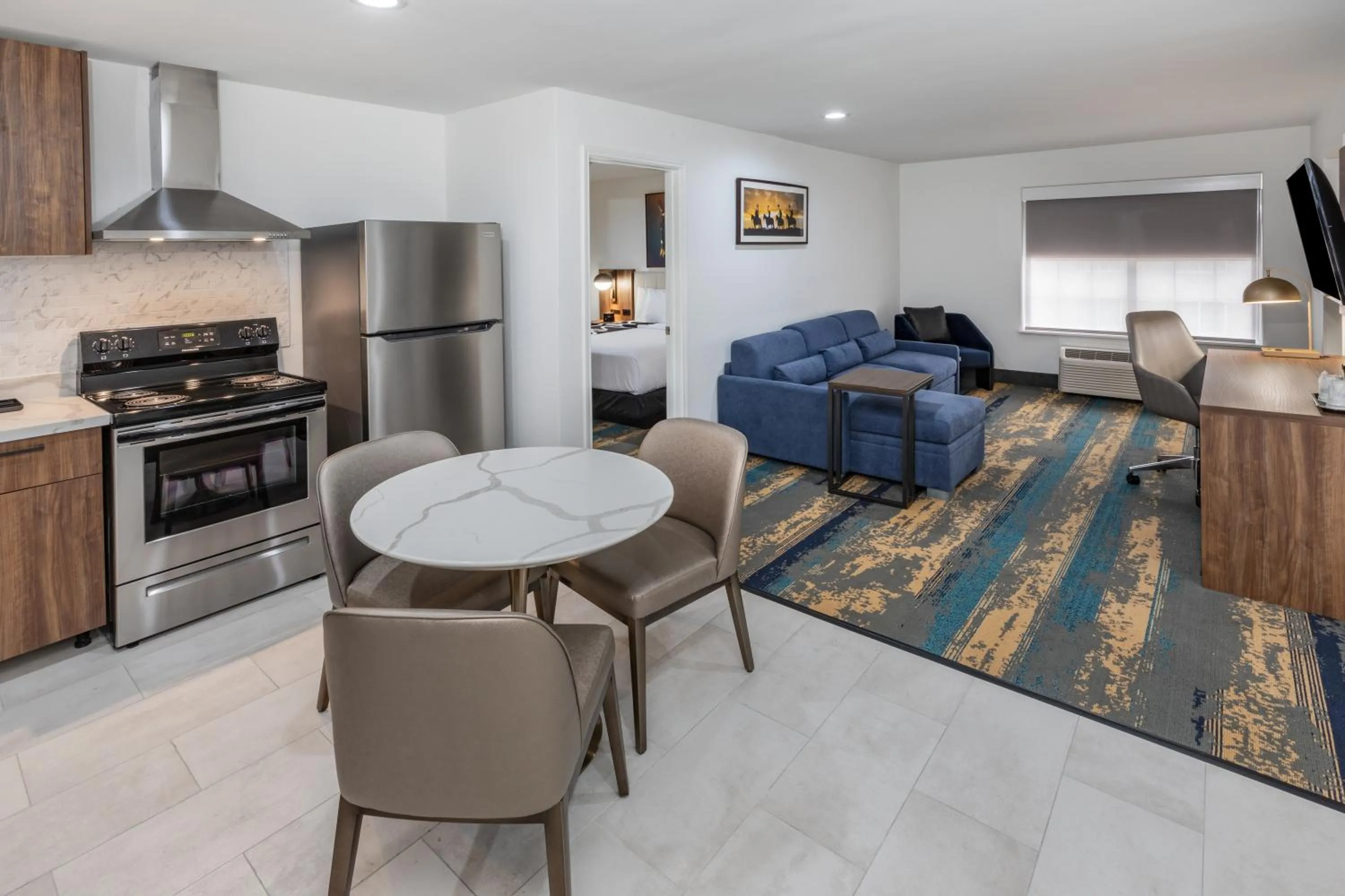 Kitchen or kitchenette in La Quinta Inn & Suites by Wyndham Pharr RGV Medical Center