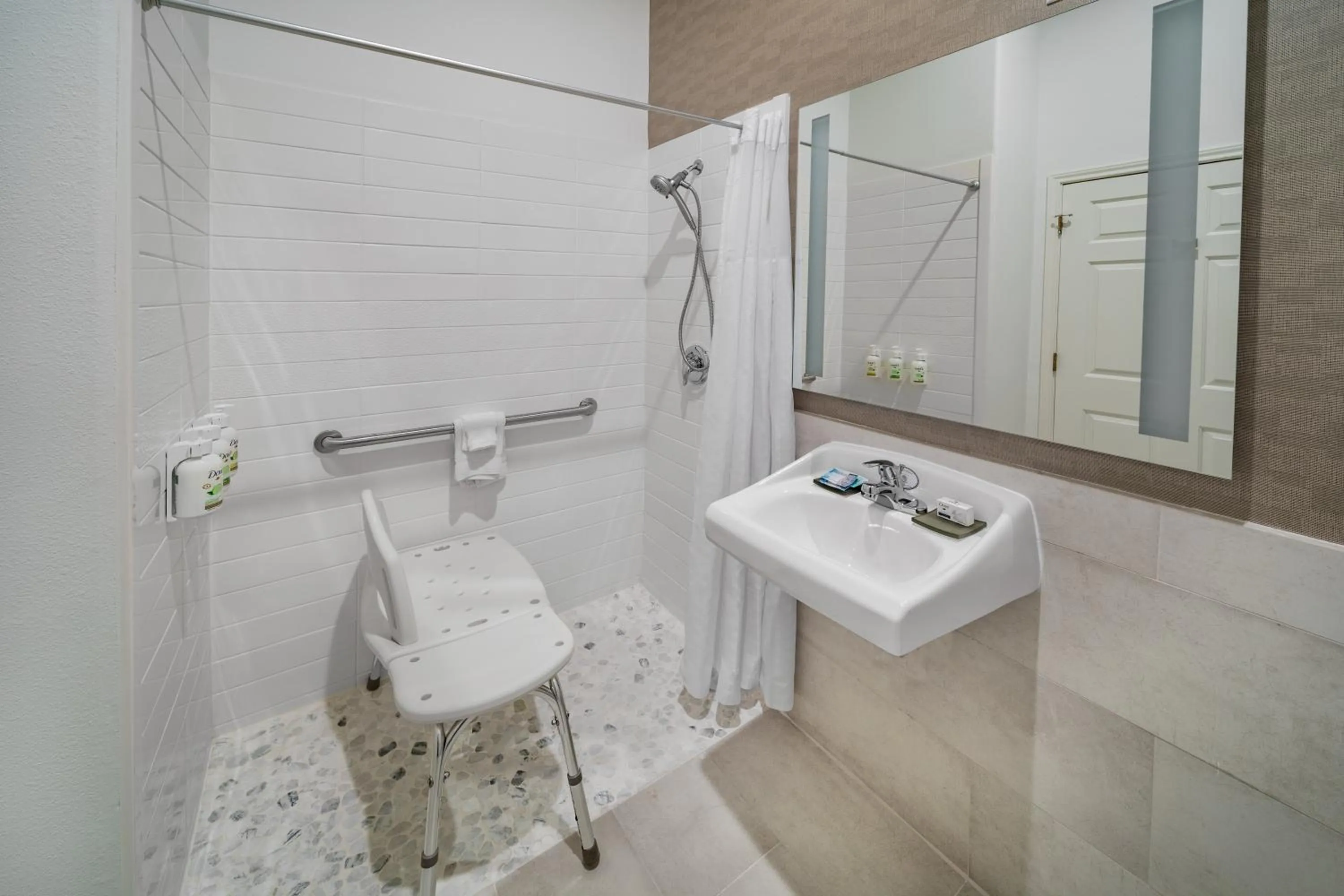 Bathroom in La Quinta Inn & Suites by Wyndham Pharr RGV Medical Center