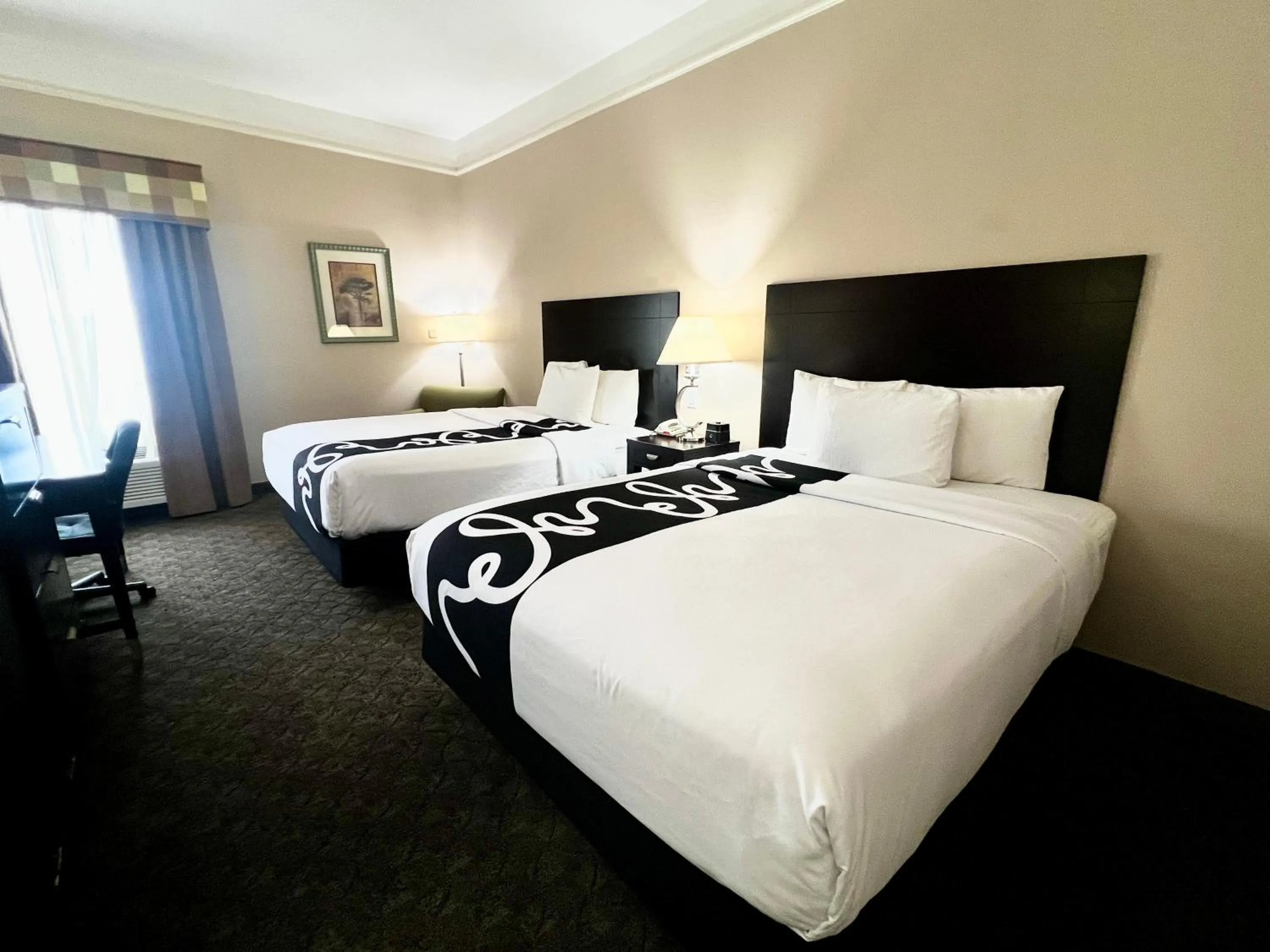 Bed in La Quinta Inn & Suites by Wyndham Pharr RGV Medical Center