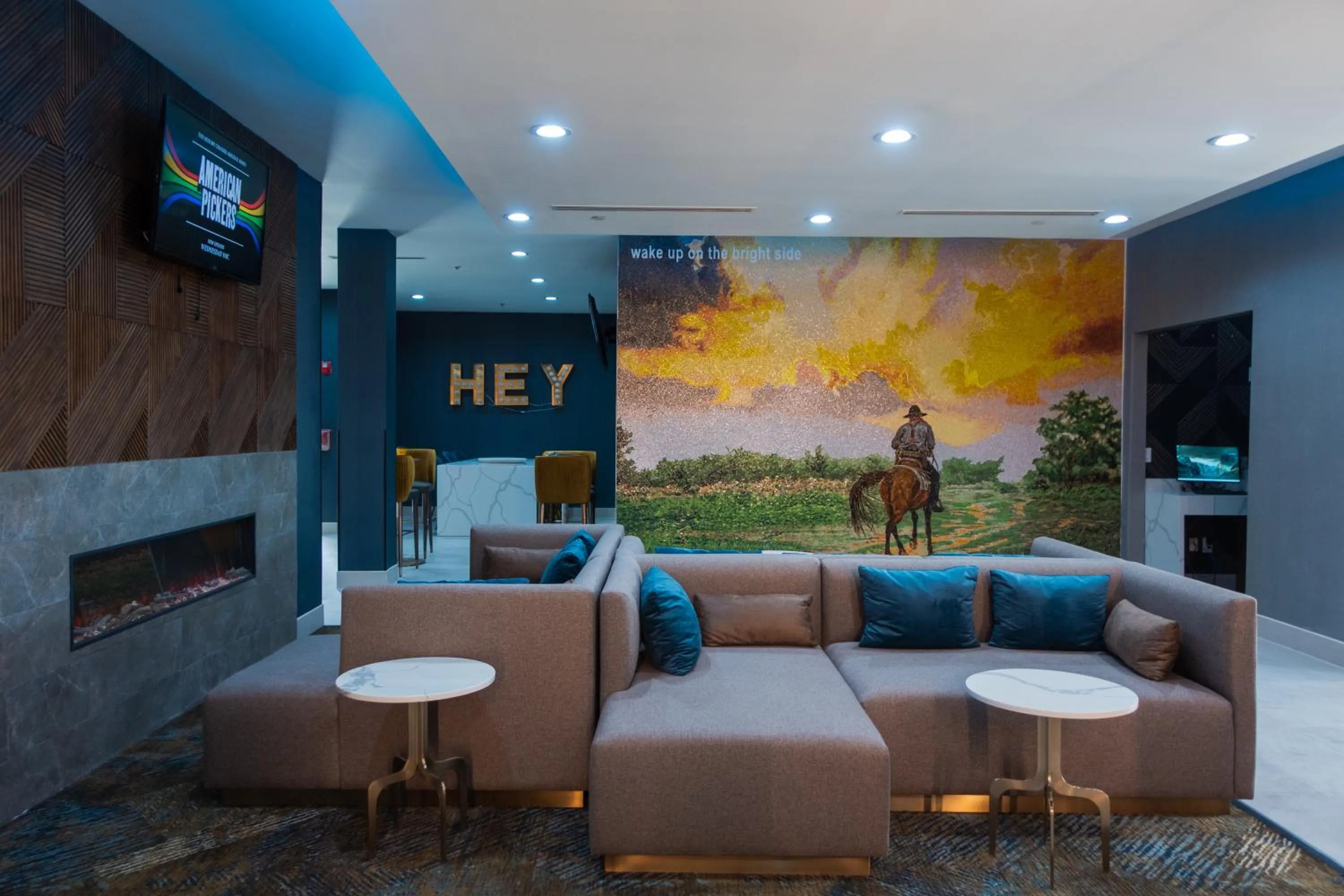 Communal lounge/ TV room in La Quinta Inn & Suites by Wyndham Pharr RGV Medical Center
