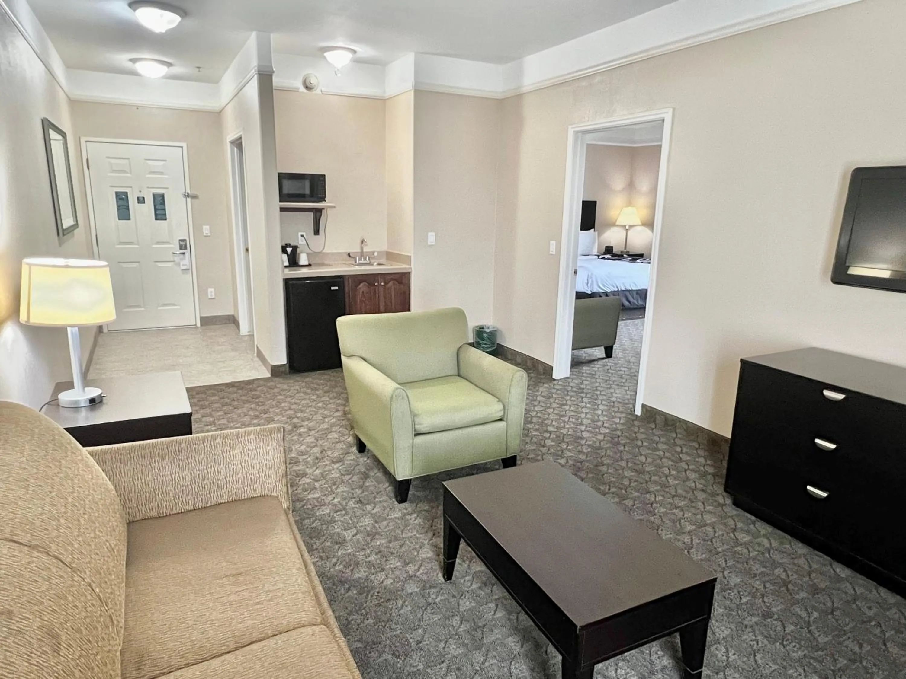 Living room, Bed in La Quinta Inn & Suites by Wyndham Pharr RGV Medical Center