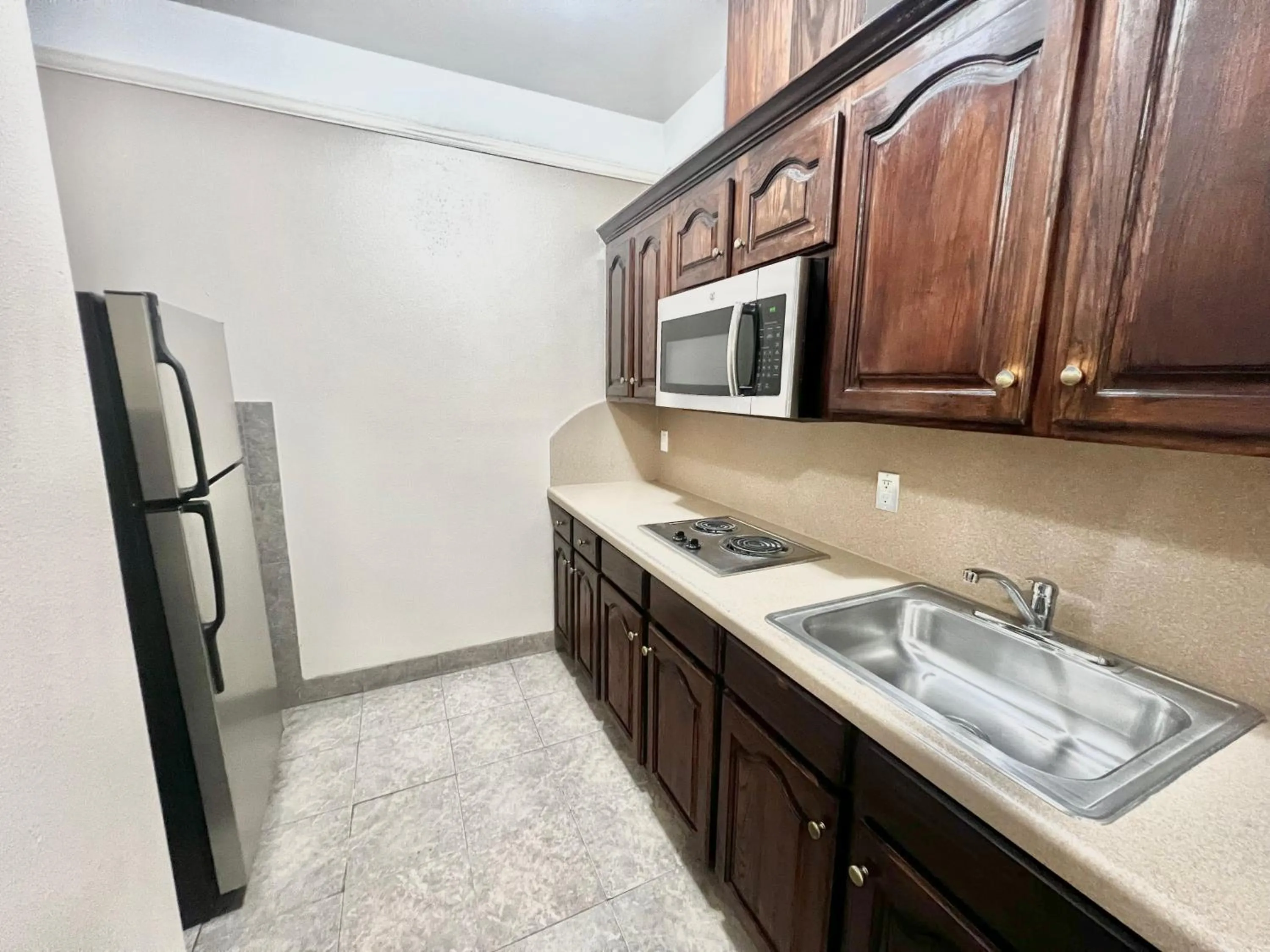 Kitchen or kitchenette in La Quinta Inn & Suites by Wyndham Pharr RGV Medical Center