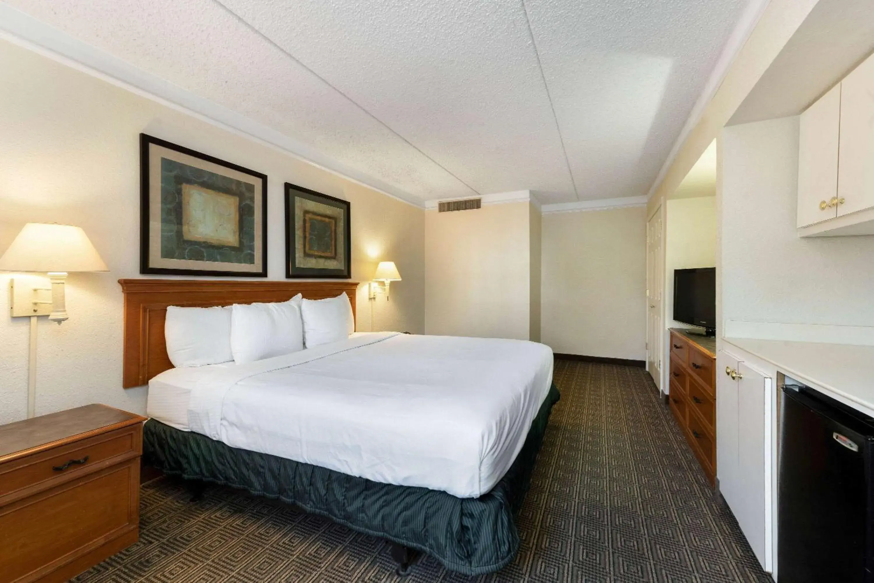 Photo of the whole room, Bed in La Quinta Inn by Wyndham Bossier City