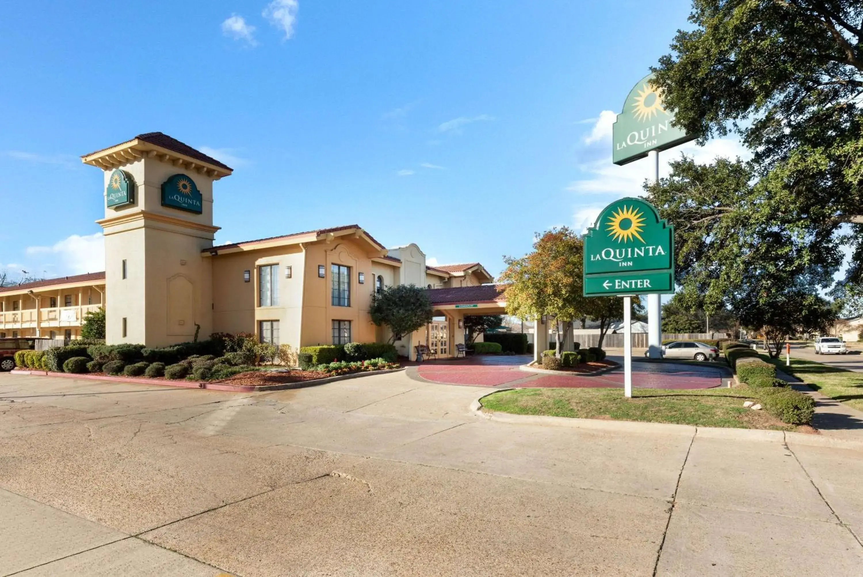 Property Building in La Quinta Inn by Wyndham Bossier City