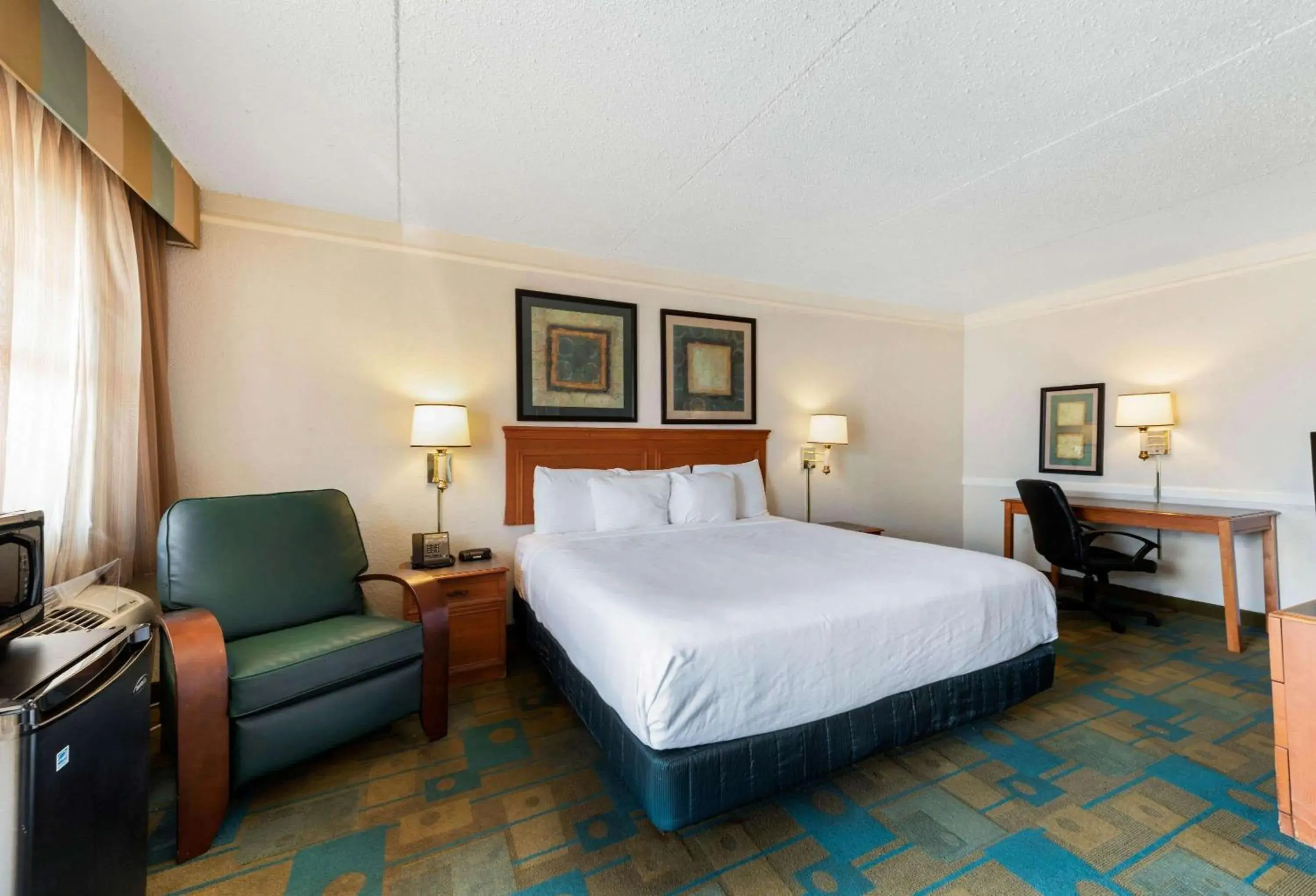 Photo of the whole room, Bed in La Quinta Inn by Wyndham Bossier City