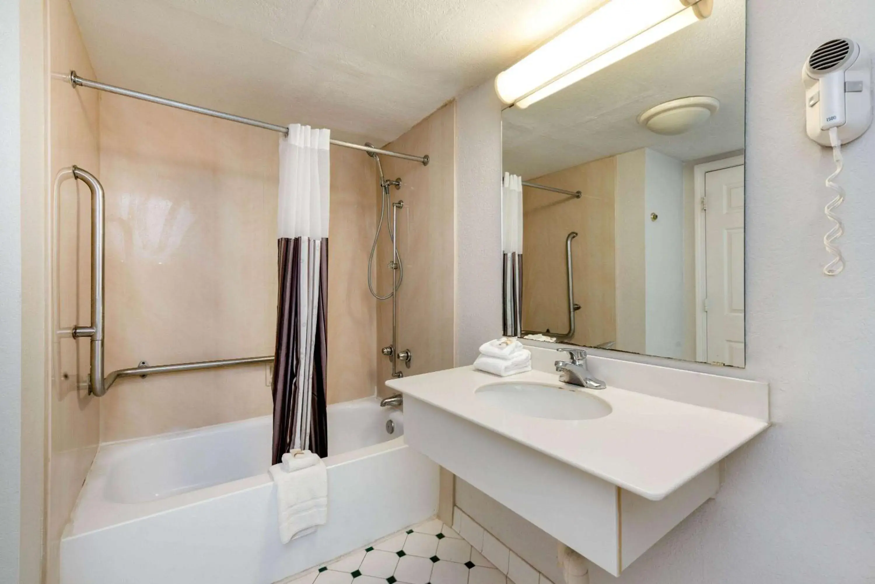 Bathroom in La Quinta Inn by Wyndham Bossier City