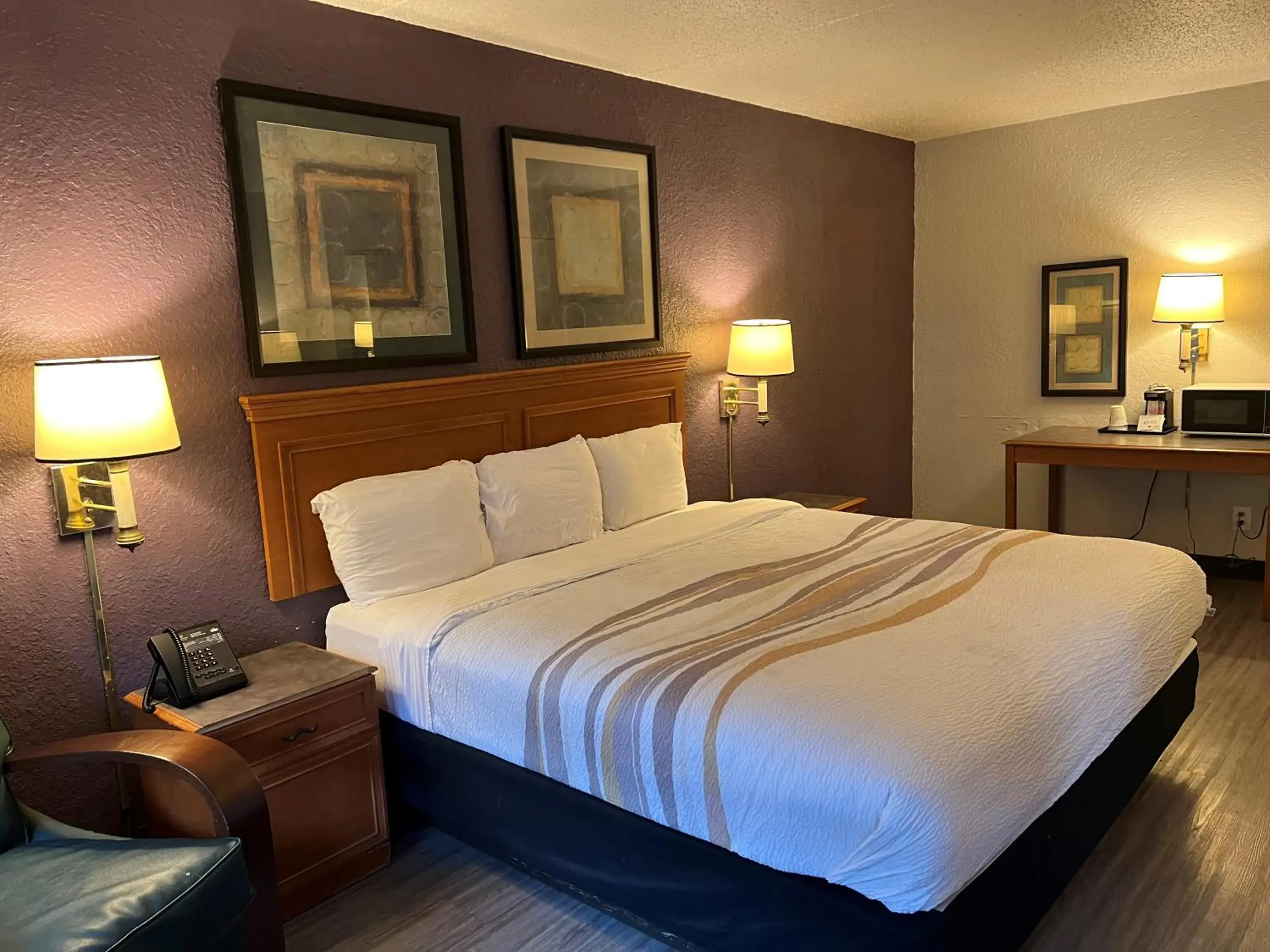 Bed in La Quinta Inn by Wyndham Bossier City Bed in La Quinta Inn by Wyndham Bossier City